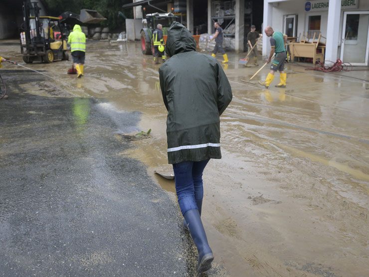 Teams des Landes dokumentieren private Hochwasserschäden.