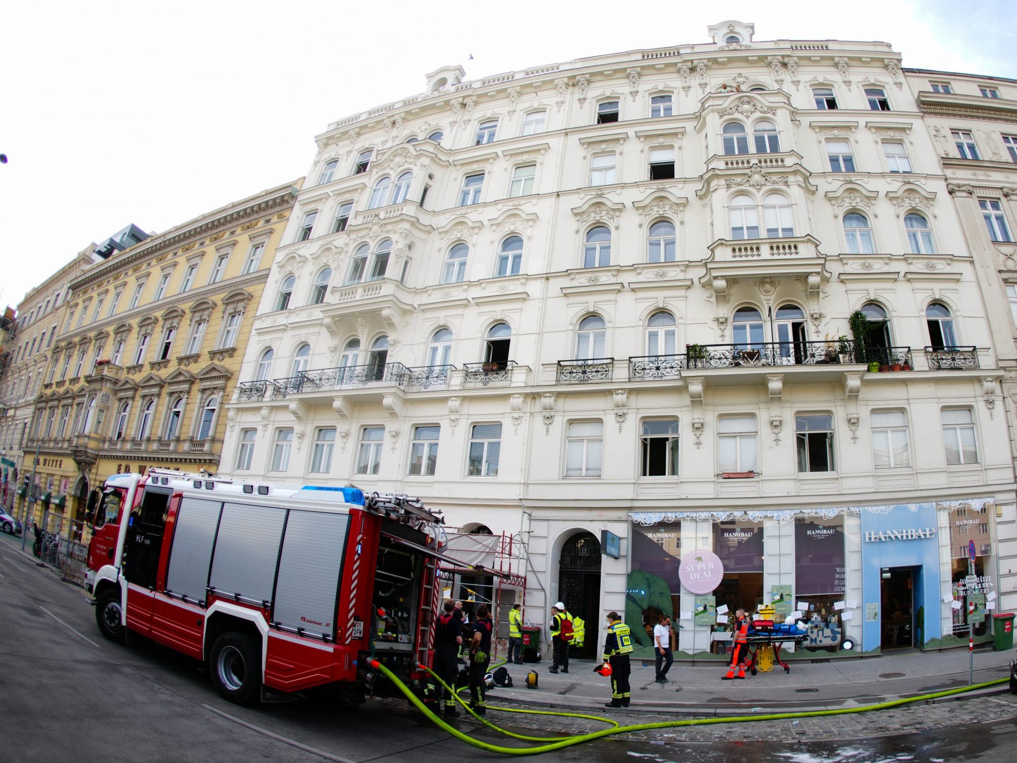 Brand in einem Mietshaus beim Wiener Naschmarkt.