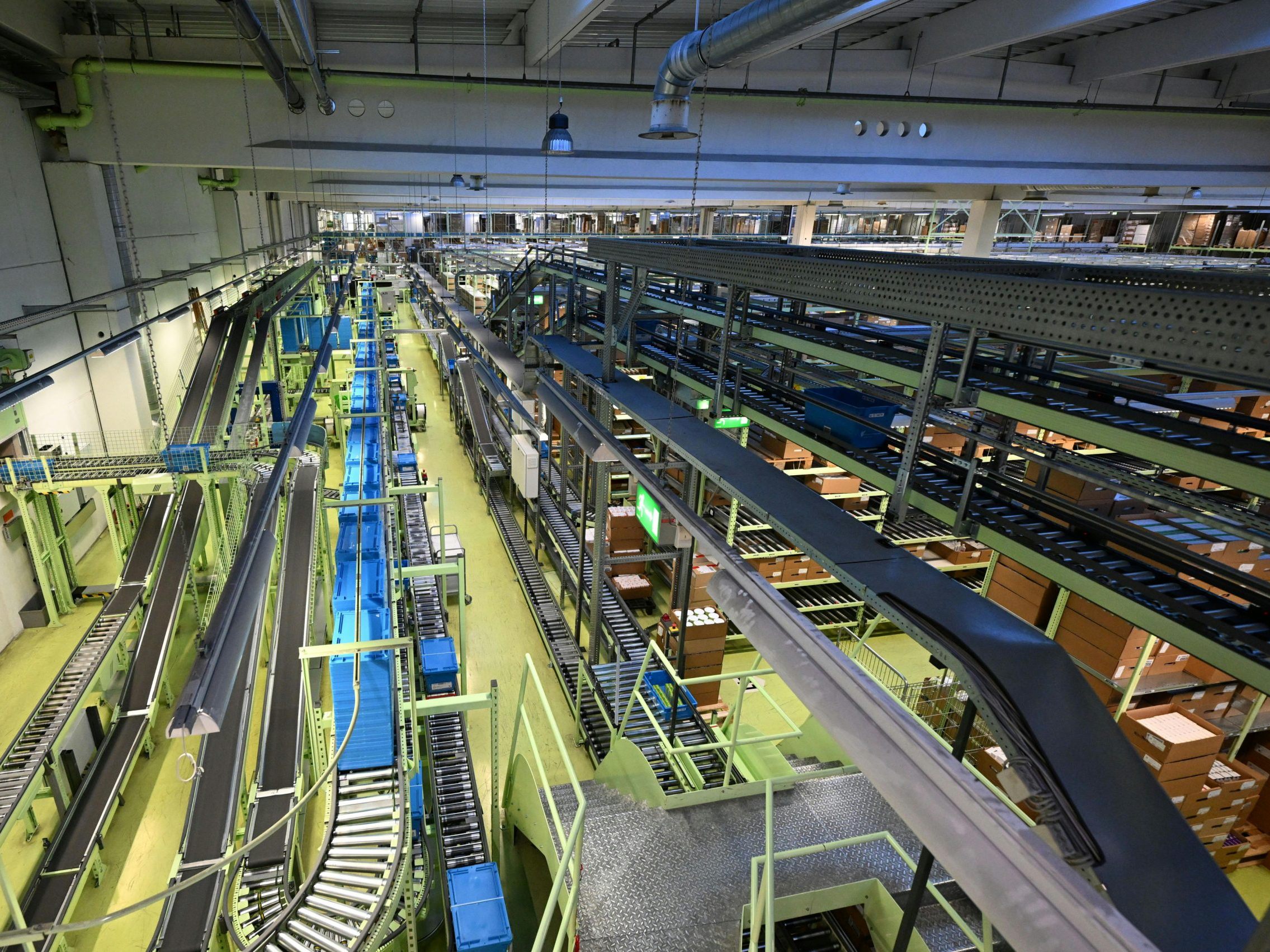 Die Pharmaindustrie muss ab sofort größere Lager für die wichtigsten Medikamente anlegen. Die Pharmaindustrie muss ab sofort größere Lager für die wichtigsten Medikamente anlegen.