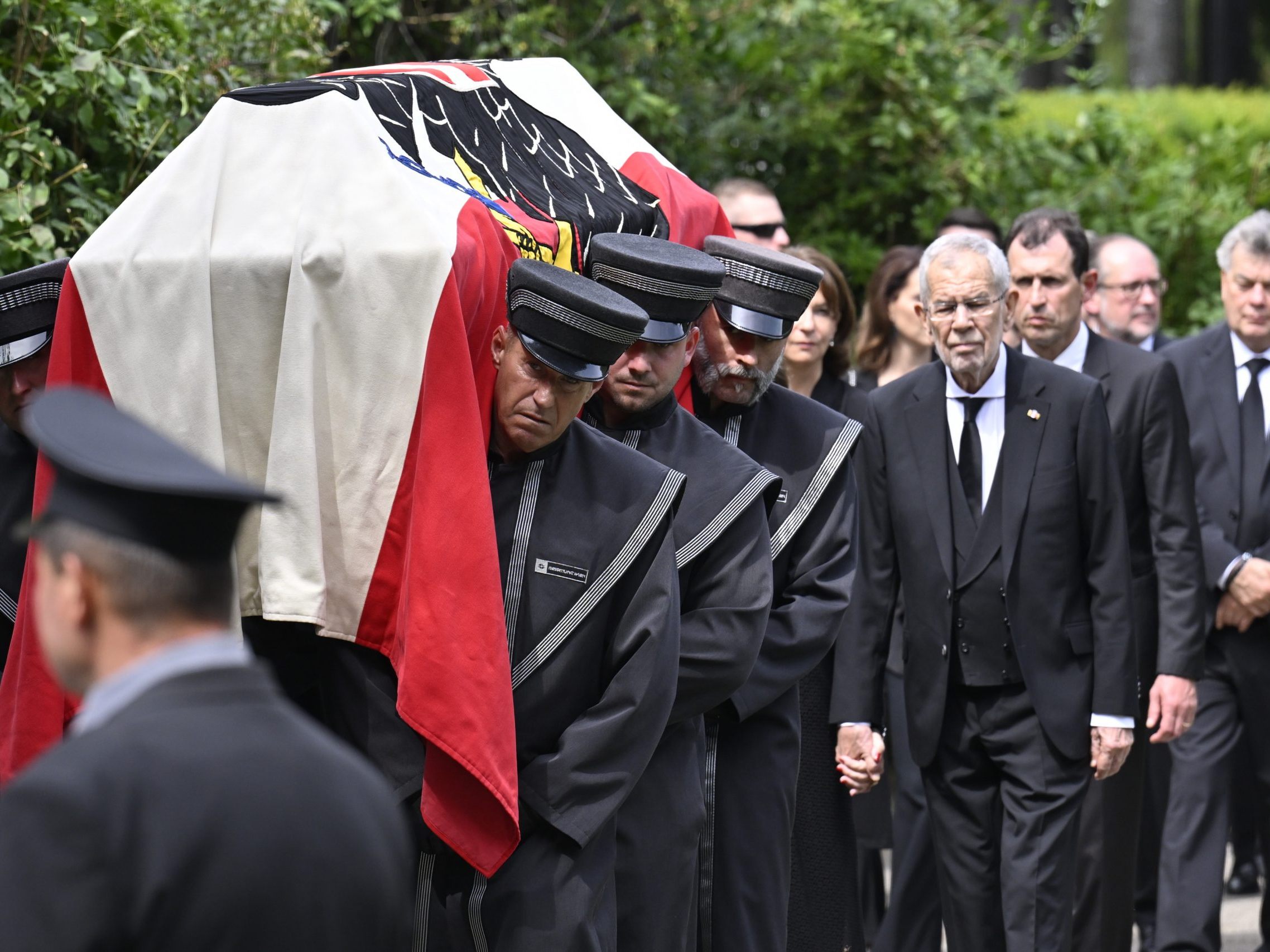 Am Freitag fand in Wien die Beisetzung der verstorbenen Brigitte Bierlein statt. Am Freitag fand in Wien die Beisetzung der verstorbenen Brigitte Bierlein statt.