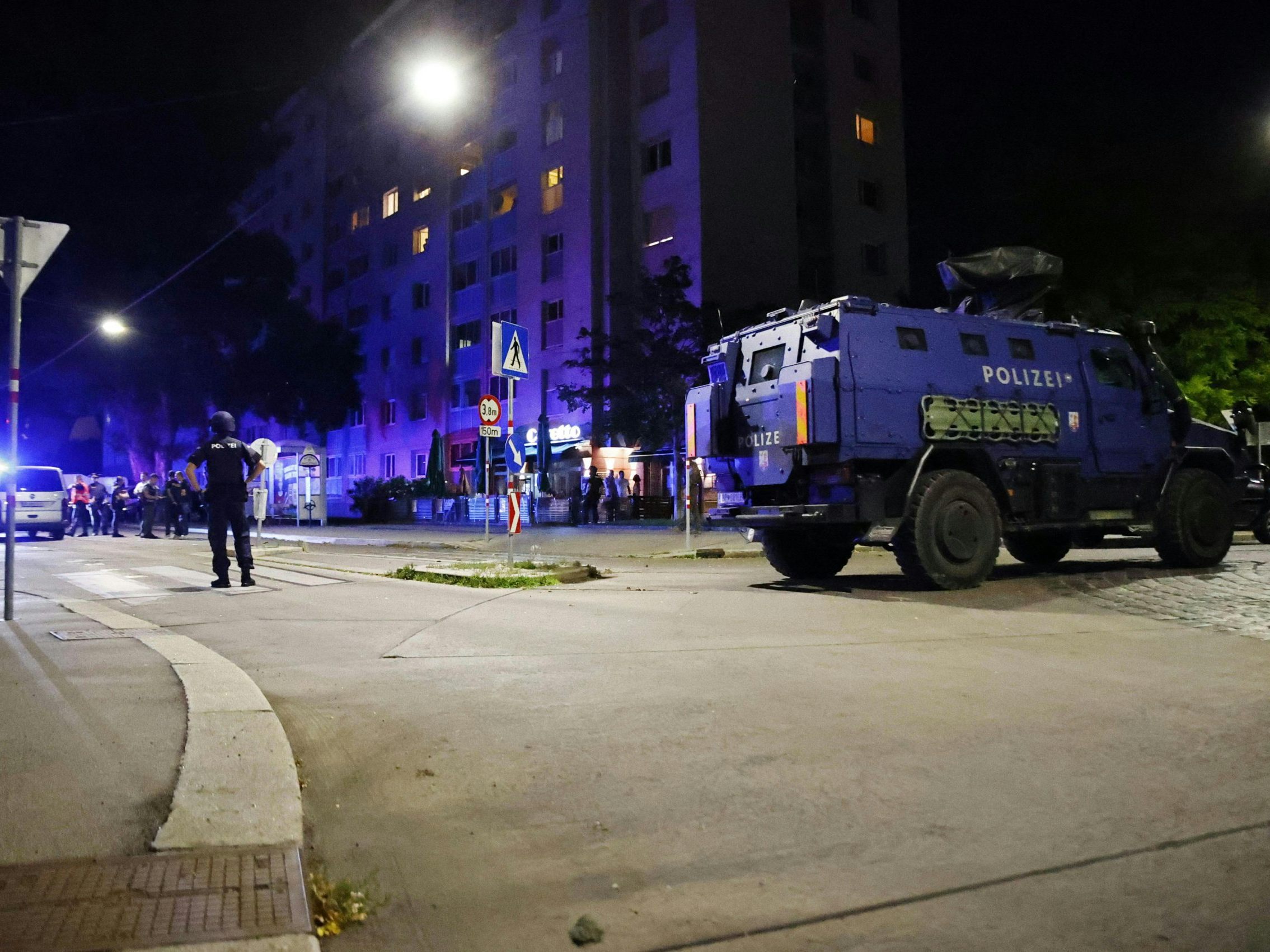 Polizei-Großeinsatz in Wien-Brigittenau. Polizei-Großeinsatz in Wien-Brigittenau.