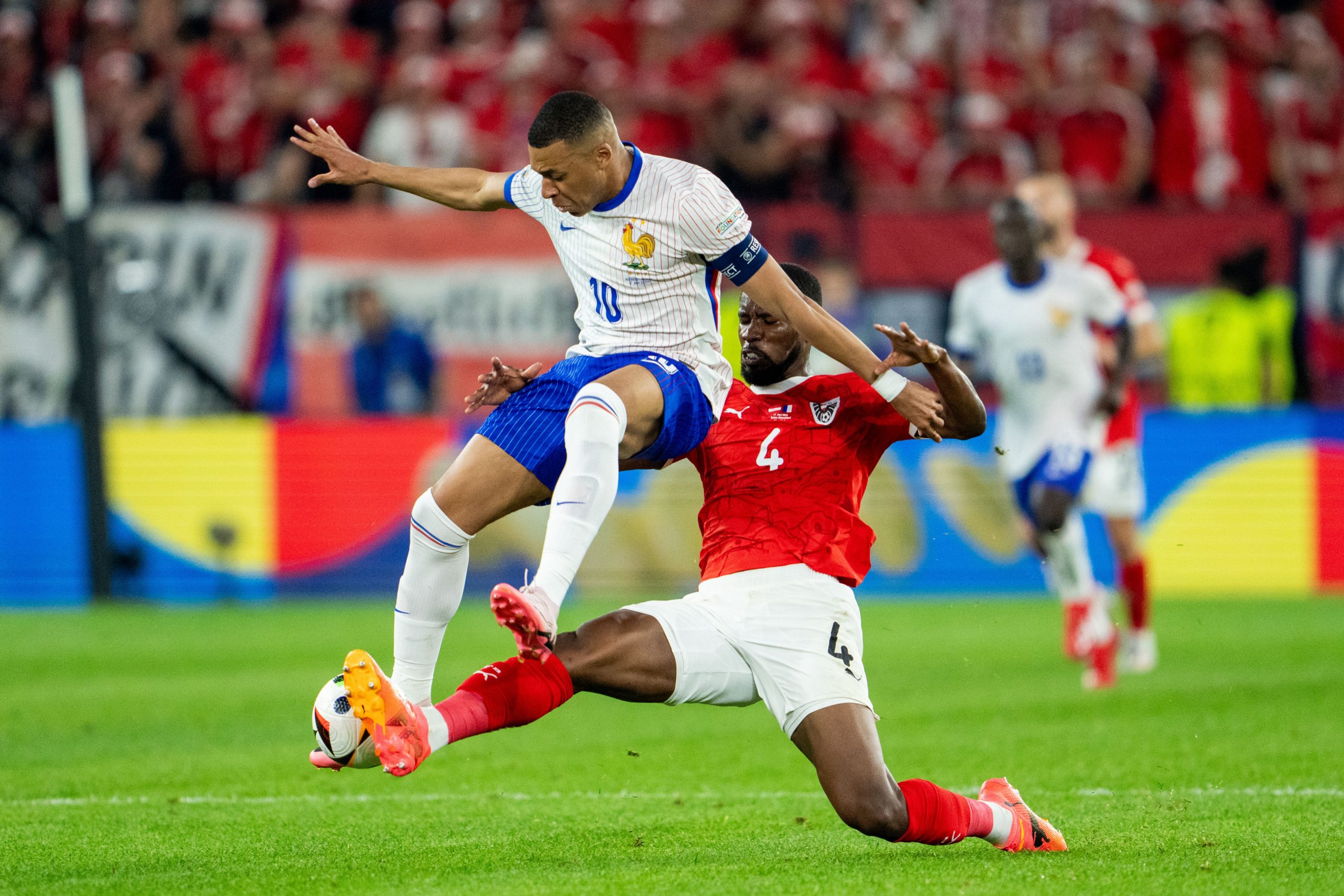 von links nach rechts: Kevin Danso (AUT) und Kylian Mbappe (FRA) am Montag, 17. Juni 2024, anlässlich des UEFA EURO 2024-Spiels von links nach rechts: Kevin Danso (AUT) und Kylian Mbappe (FRA) am Montag, 17. Juni 2024, anlässlich des UEFA EURO 2024-Spiels
