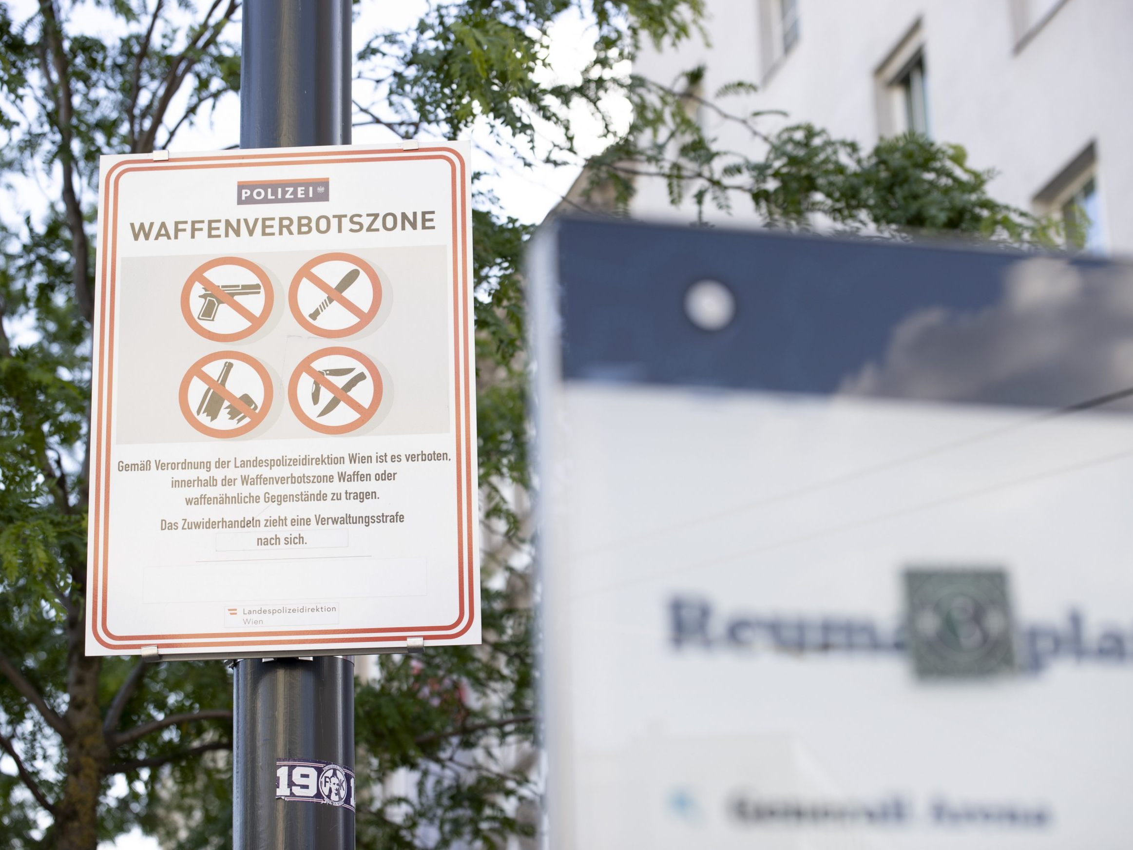 Vorerst kein Ende betreffend der Waffenverbotszone in Wien-Favoriten. Vorerst kein Ende betreffend der Waffenverbotszone in Wien-Favoriten.