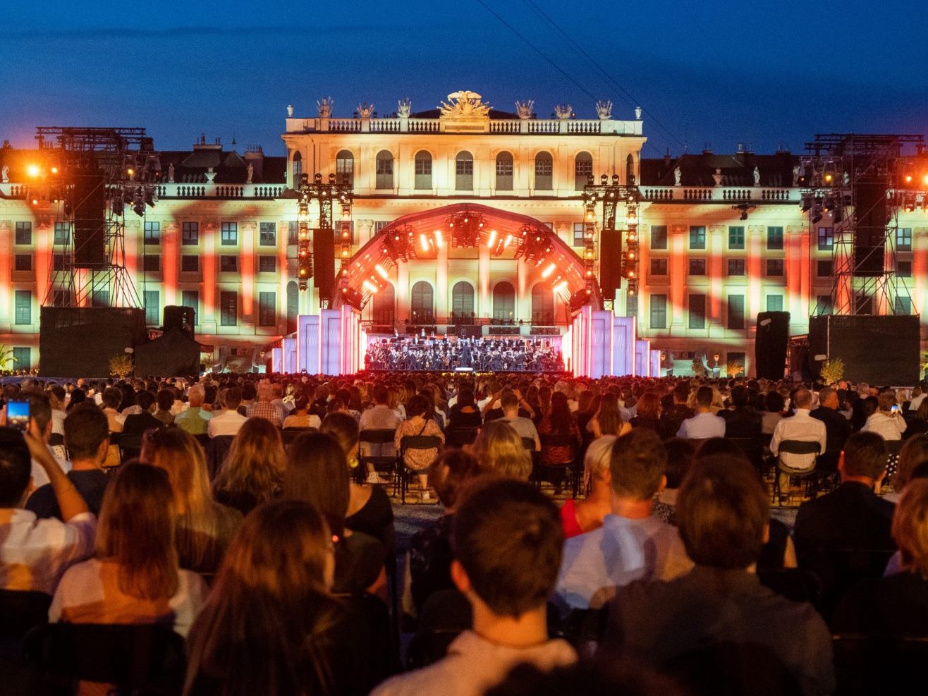 Auf ORF 2 und 3sat kann man das Wiener Sommernachtskonzert live mitverfolgen. Auf ORF 2 und 3sat kann man das Wiener Sommernachtskonzert live mitverfolgen.