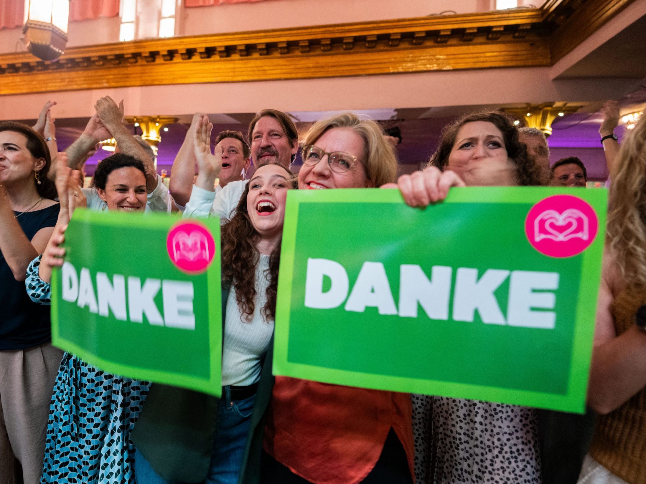 Fast 16 Mio. Euro Sonderförderung für die Europawahl wird auf die Parlamentsparteien aufgeteilt. Fast 16 Mio. Euro Sonderförderung für die Europawahl wird auf die Parlamentsparteien aufgeteilt.