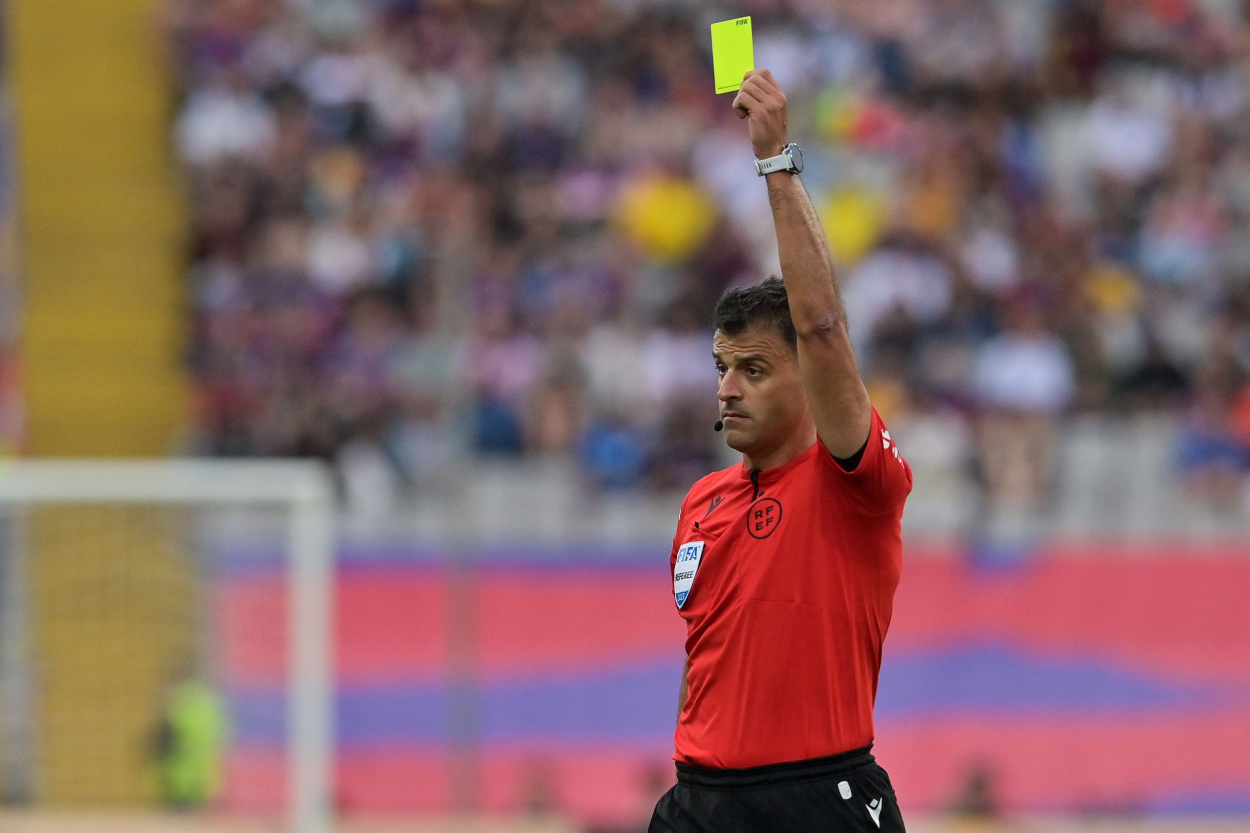 Der spanische Schiedsrichter Jesus Gil Manzano zeigt eine gelbe Karte während des spanischen Ligaspiels zwischen dem FC Barcelona und Rayo Vallecano de Madrid Der spanische Schiedsrichter Jesus Gil Manzano zeigt eine gelbe Karte während des spanischen Ligaspiels zwischen dem FC Barcelona und Rayo Vallecano de Madrid
