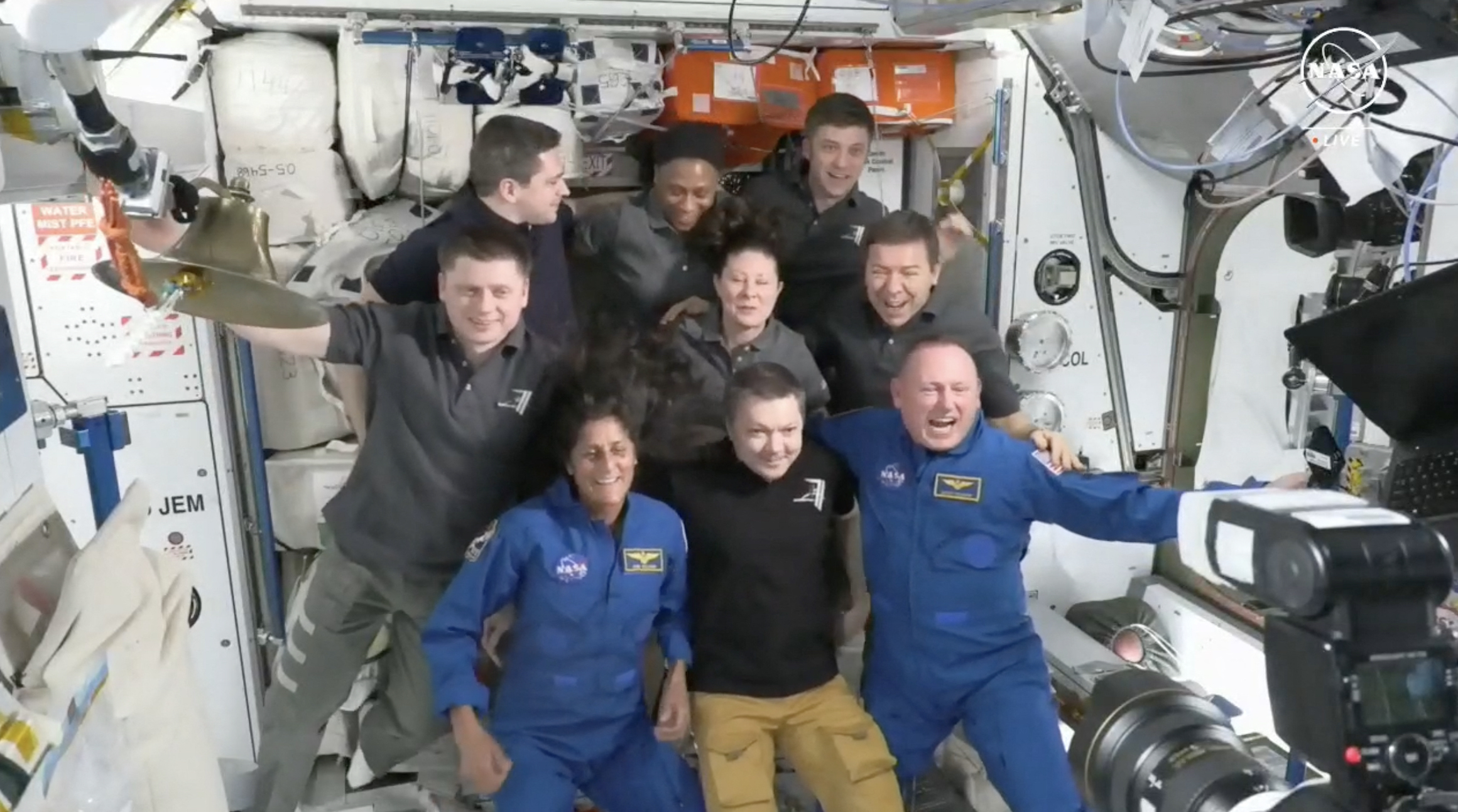 Dieser Screenshot von der NASA zeigt die Astronauten Suni Williams (sitzend links) und Butch Wilmore (sitzend rechts) mit der Besatzung der Internationalen Raumstation (ISS) nach dem Andocken des Boeing Starliner am 6. Juni 2024. Dieser Screenshot von der NASA zeigt die Astronauten Suni Williams (sitzend links) und Butch Wilmore (sitzend rechts) mit der Besatzung der Internationalen Raumstation (ISS) nach dem Andocken des Boeing Starliner am 6. Juni 2024.