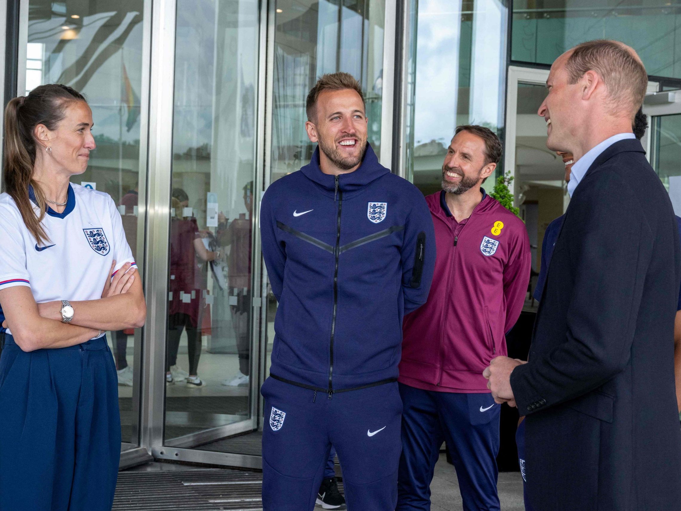 Besuch von Prinz William sechs Tage vor Englands Match gegen Serbien. Besuch von Prinz William sechs Tage vor Englands Match gegen Serbien.