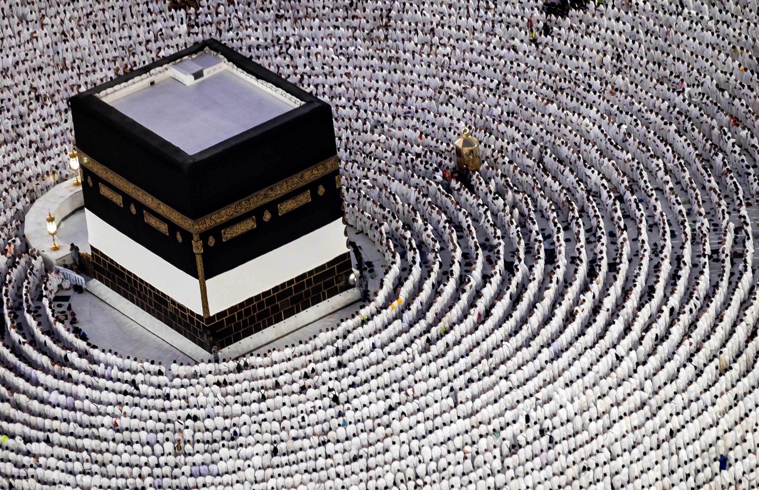 Muslimische Gläubige beten am 13. Juni 2024 in der Großen Moschee in Mekka rund um die Kaaba vor der jährlichen Hadsch-Wallfahrt. Sie führen den "Tawaf" aus, indem sie sieben Mal um die Kaaba gehen. Muslimische Gläubige beten am 13. Juni 2024 in der Großen Moschee in Mekka rund um die Kaaba vor der jährlichen Hadsch-Wallfahrt. Sie führen den "Tawaf" aus, indem sie sieben Mal um die Kaaba gehen.
