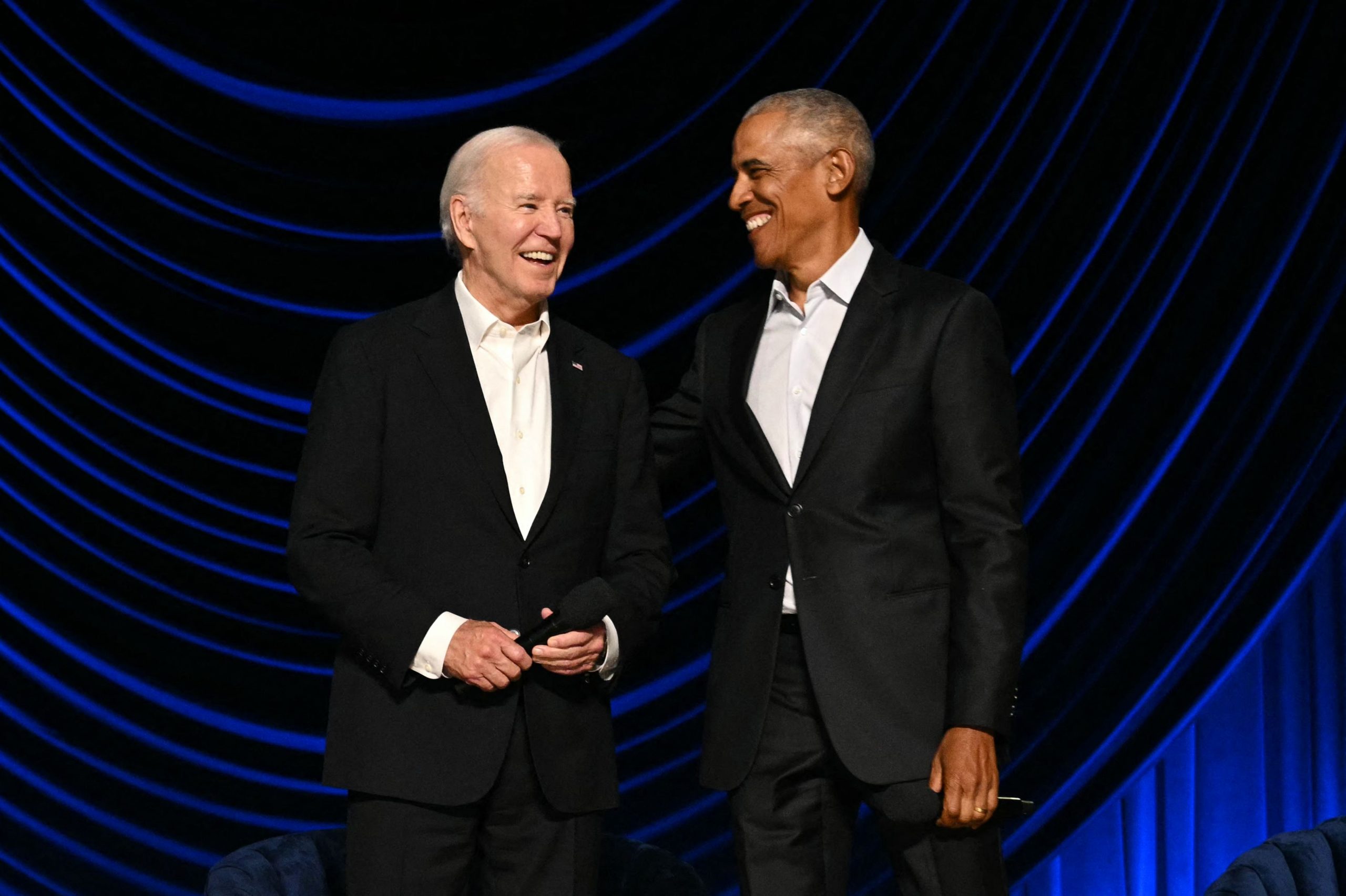 US-Präsident Joe Biden (L) steht mit dem ehemaligen US-Präsidenten Barack Obama auf der Bühne während einer Wahlkampf-Spendenveranstaltung im Peacock Theater in Los Angeles 