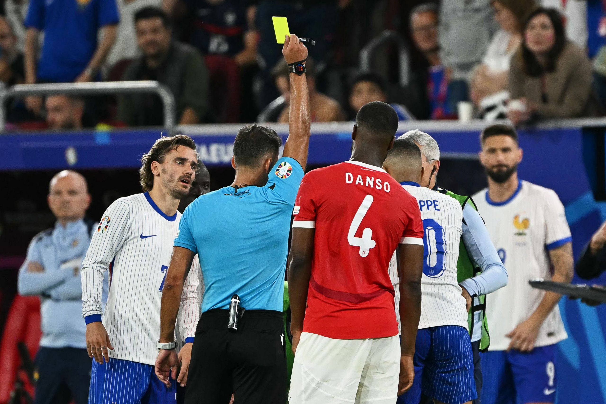 Der spanische Schiedsrichter Gil Manzano zeigt gelbe Karte. Der spanische Schiedsrichter Gil Manzano zeigt gelbe Karte.
