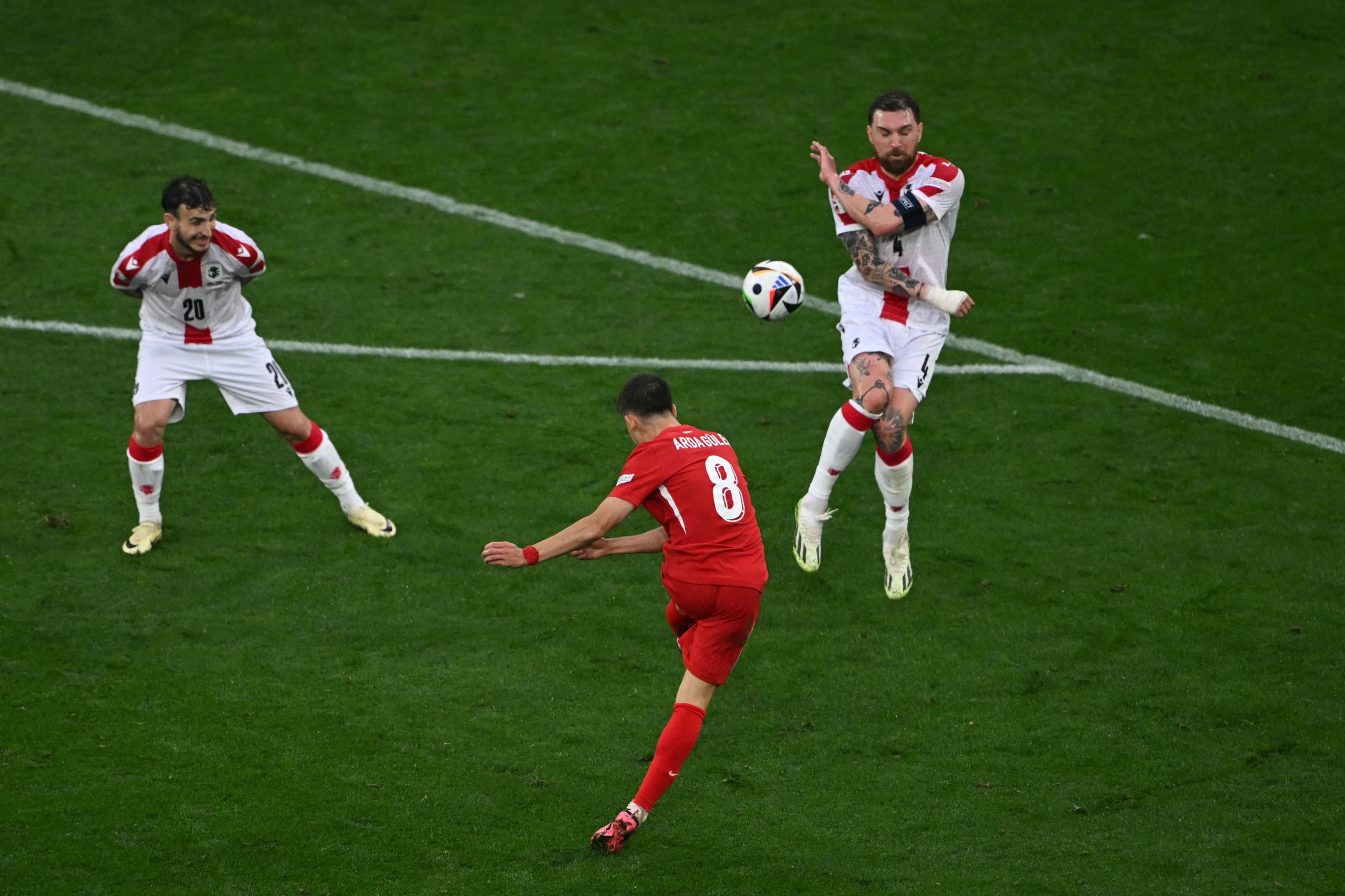 Der türkische Stürmer #08 Arda Güler erzielt das zweite Tor seiner Mannschaft während des UEFA Euro 2024 Gruppenspiels zwischen der Türkei und Georgien im BVB Stadion in Dortmund Der türkische Stürmer #08 Arda Güler erzielt das zweite Tor seiner Mannschaft während des UEFA Euro 2024 Gruppenspiels zwischen der Türkei und Georgien im BVB Stadion in Dortmund