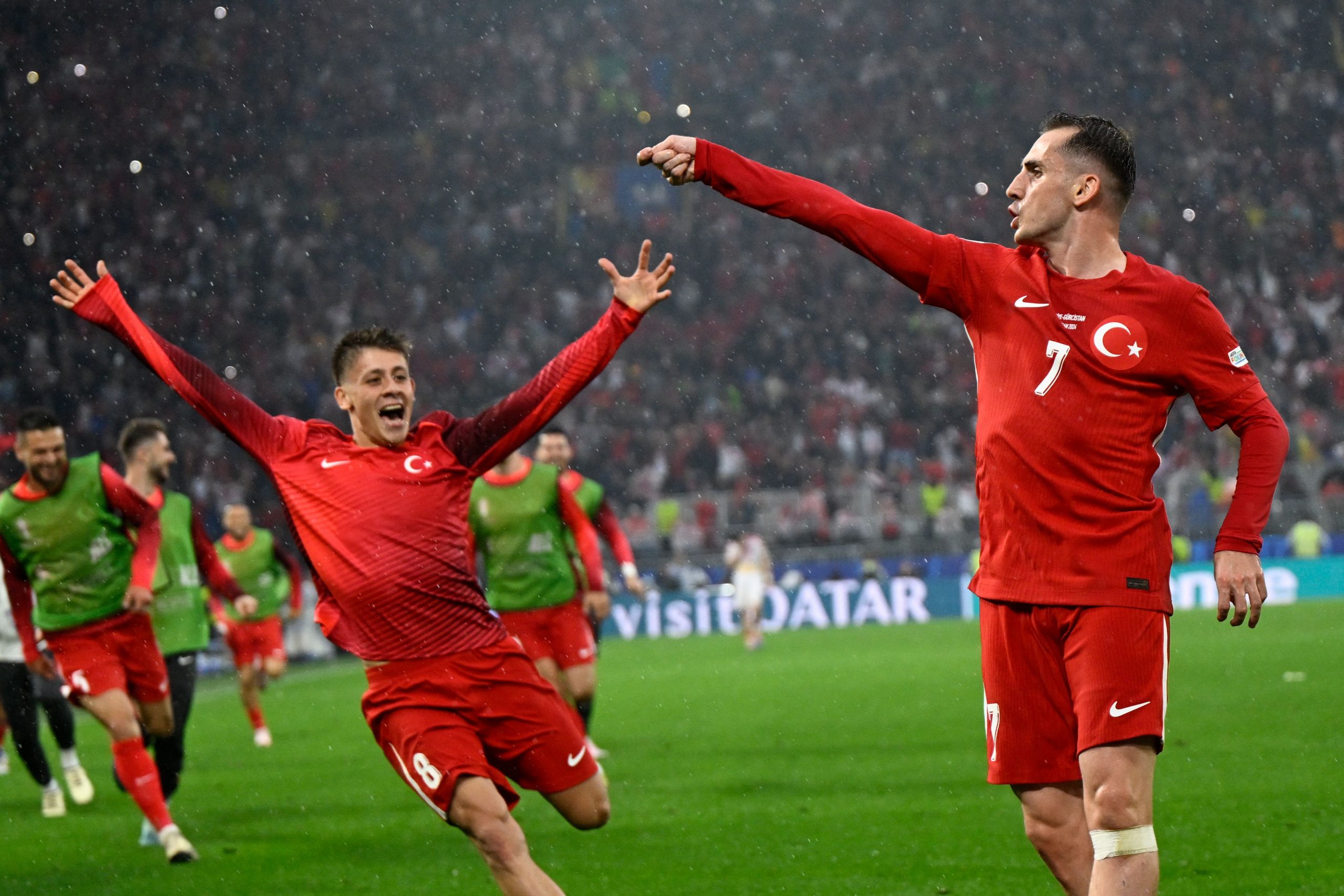 Der türkische Stürmer #07 Kerem Akturkoglu (R) feiert das dritte Tor seiner Mannschaft mit dem türkischen Stürmer #08 Arda Güler während des UEFA Euro 2024 Gruppenspiels Der türkische Stürmer #07 Kerem Akturkoglu (R) feiert das dritte Tor seiner Mannschaft mit dem türkischen Stürmer #08 Arda Güler während des UEFA Euro 2024 Gruppenspiels