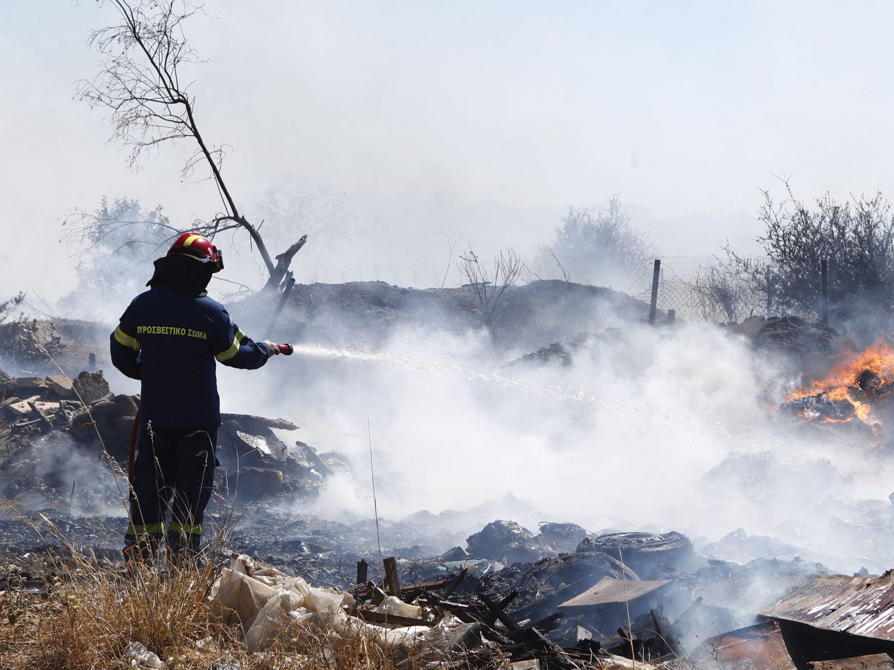 Im ganzen Land kämpfen Feuerwehrleute gegen Brände an. Im ganzen Land kämpfen Feuerwehrleute gegen Brände an.