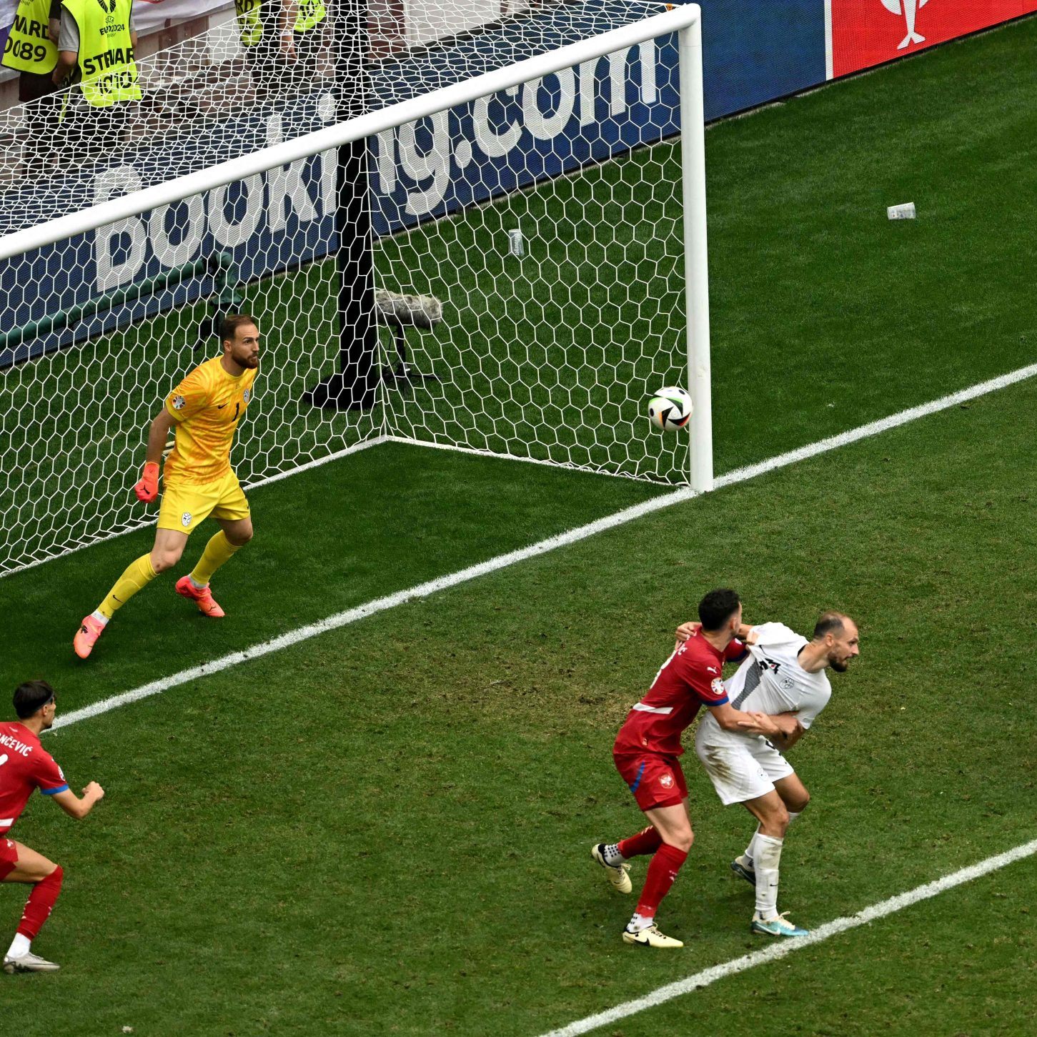 Jovic trifft mit dem Kopf zum Ausgleich