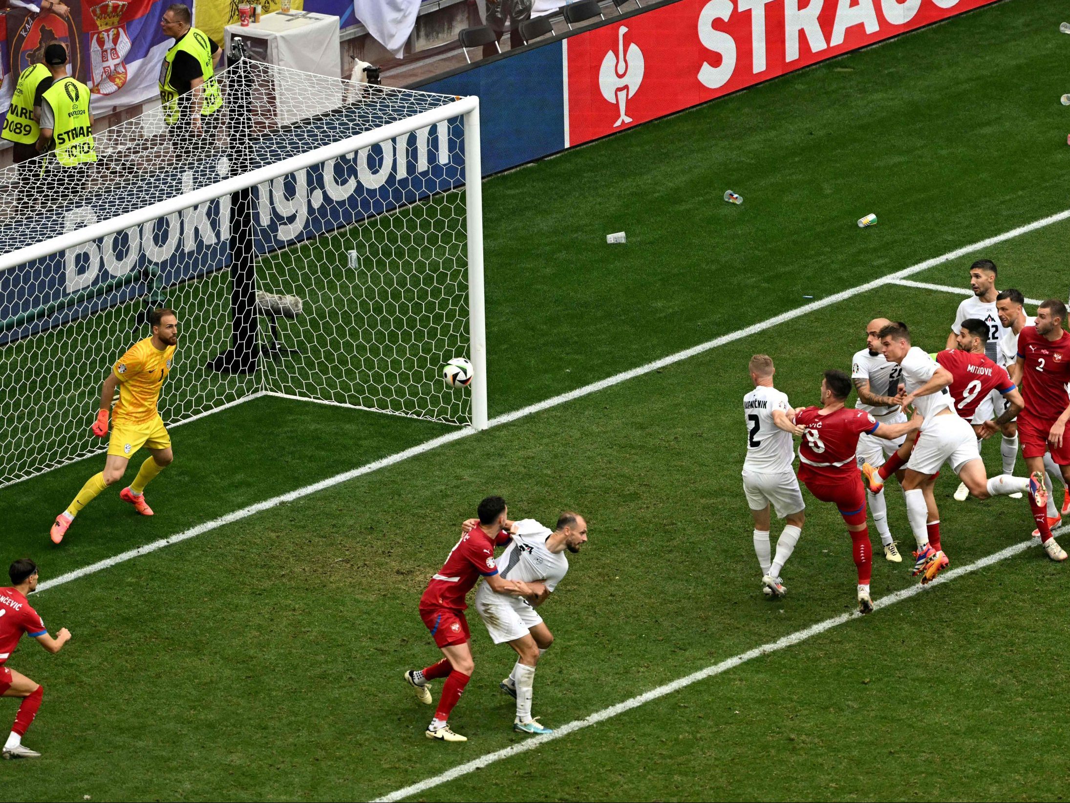 Jovic trifft mit dem Kopf zum Ausgleich Jovic trifft mit dem Kopf zum Ausgleich