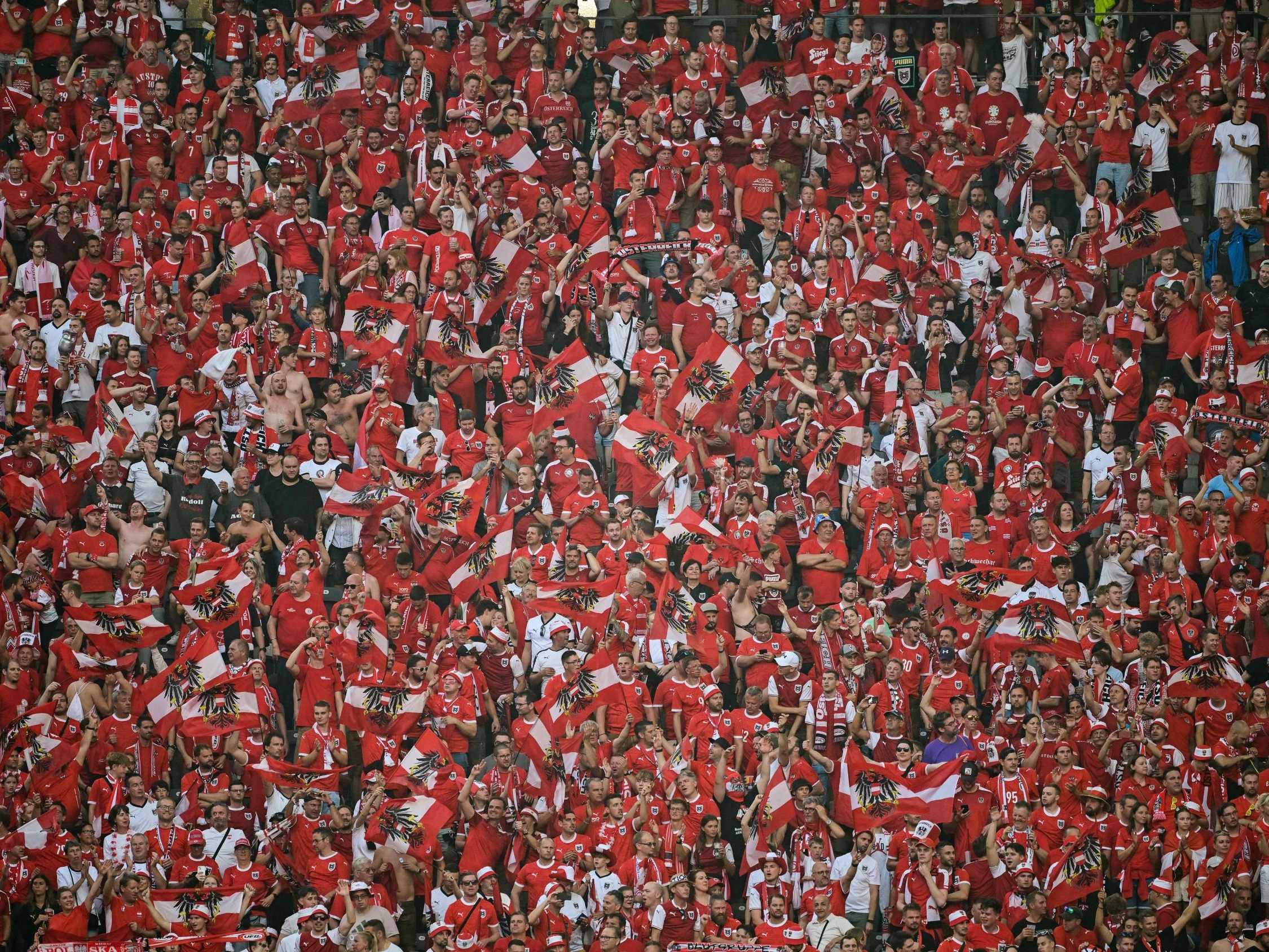 Rechtsextreme mischten sich unter die Österreich-Fans.