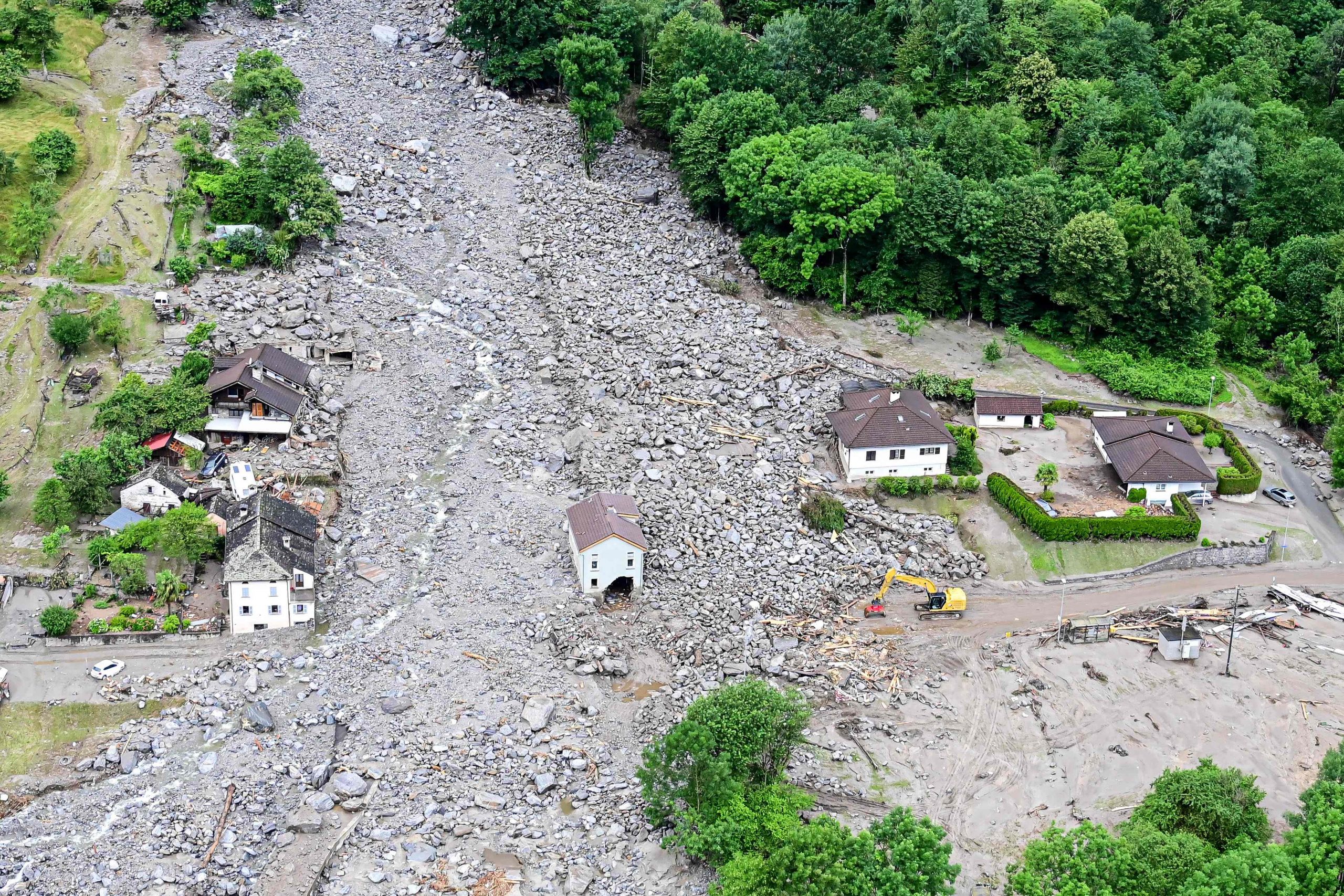 Dieses Luftbild zeigt eine Ansicht des Weilers Sorte, südlich von Lostallo in der Moesa-Region im Schweizer Kanton Graubünden, nach heftigen Regengüssen Dieses Luftbild zeigt eine Ansicht des Weilers Sorte, südlich von Lostallo in der Moesa-Region im Schweizer Kanton Graubünden, nach heftigen Regengüssen