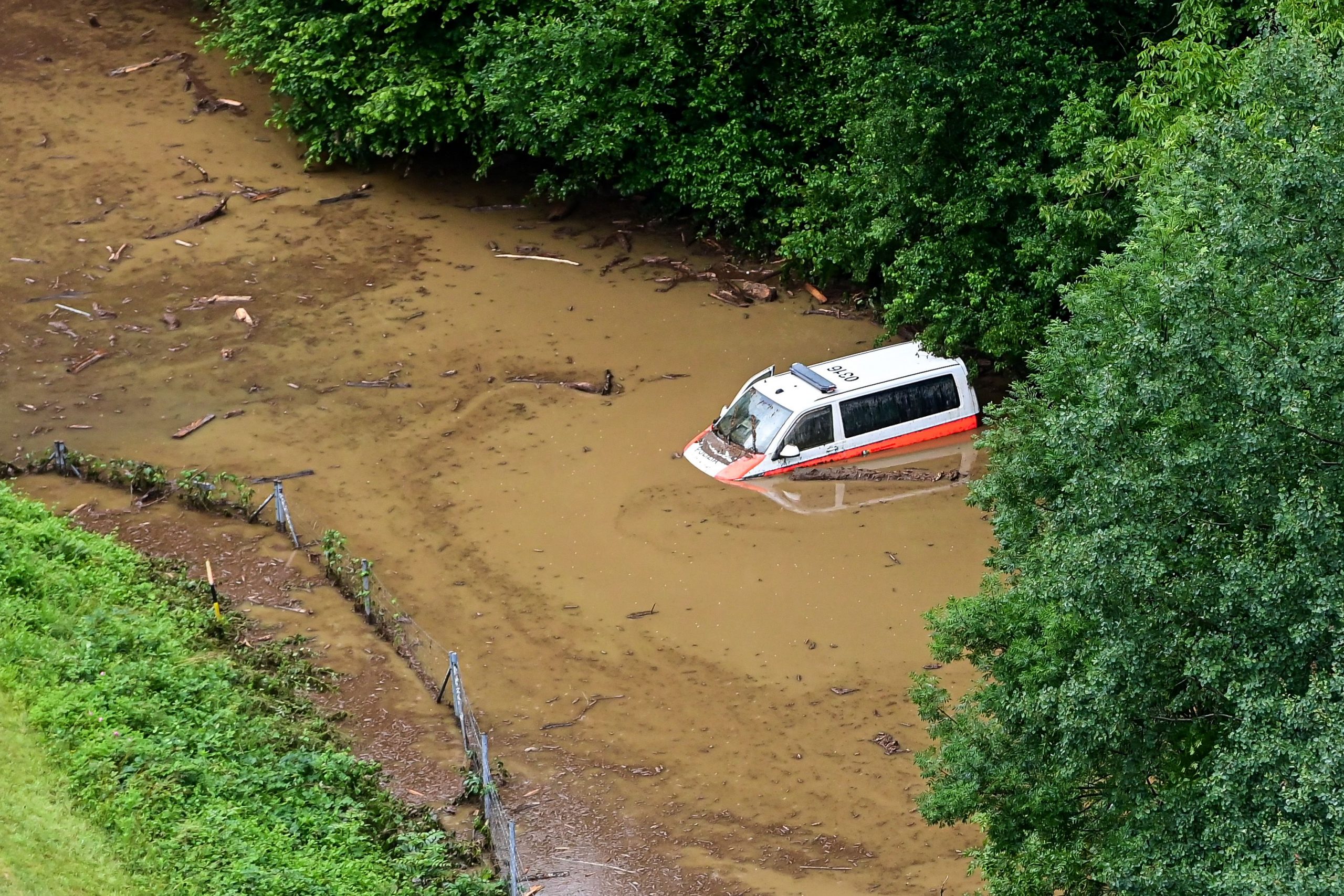 Dieses Luftbild zeigt einen Polizeiwagen im Wasser im Kanton Graubünden Dieses Luftbild zeigt einen Polizeiwagen im Wasser im Kanton Graubünden
