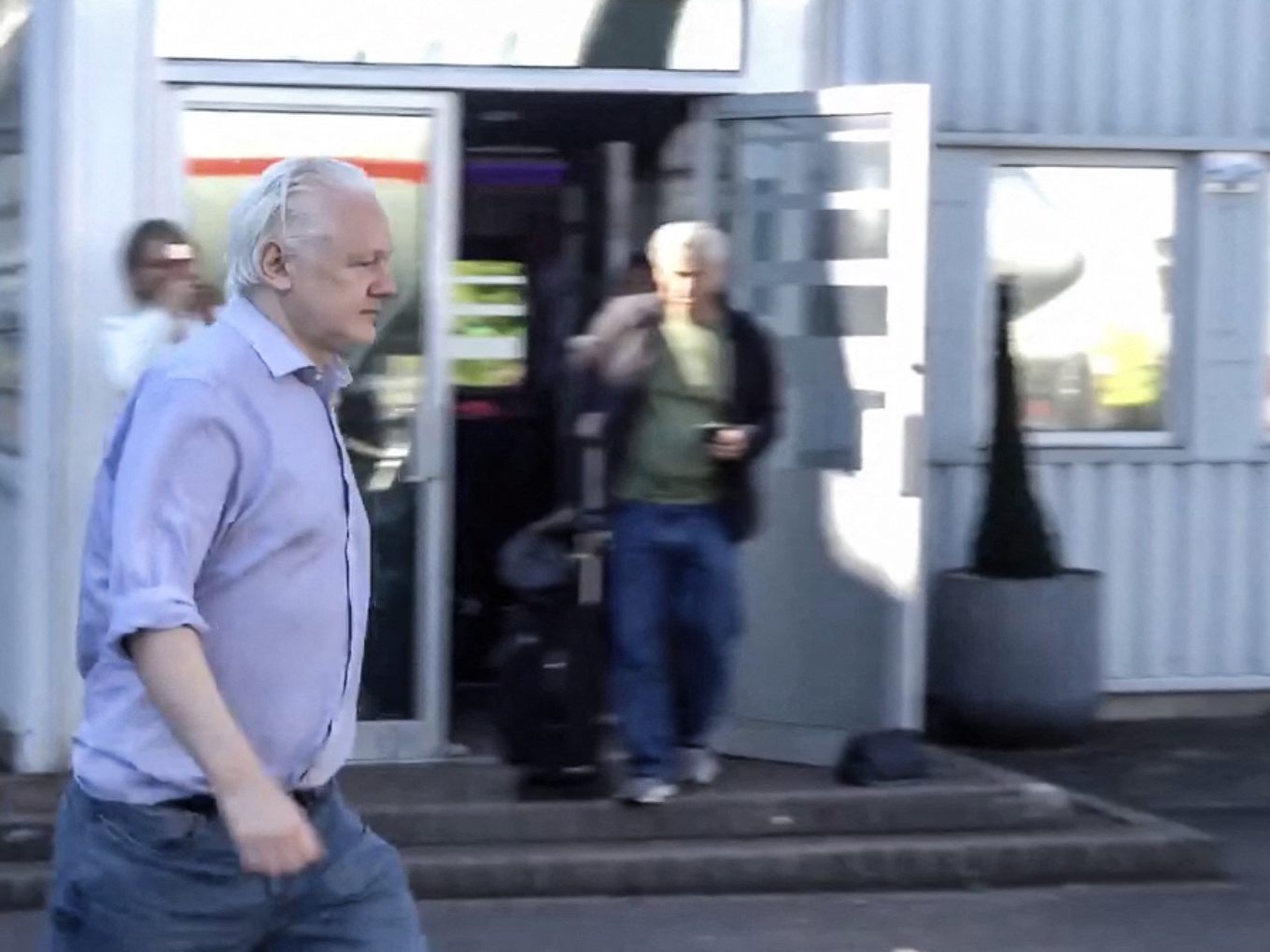 Assange in Richtung Australien unterwegs