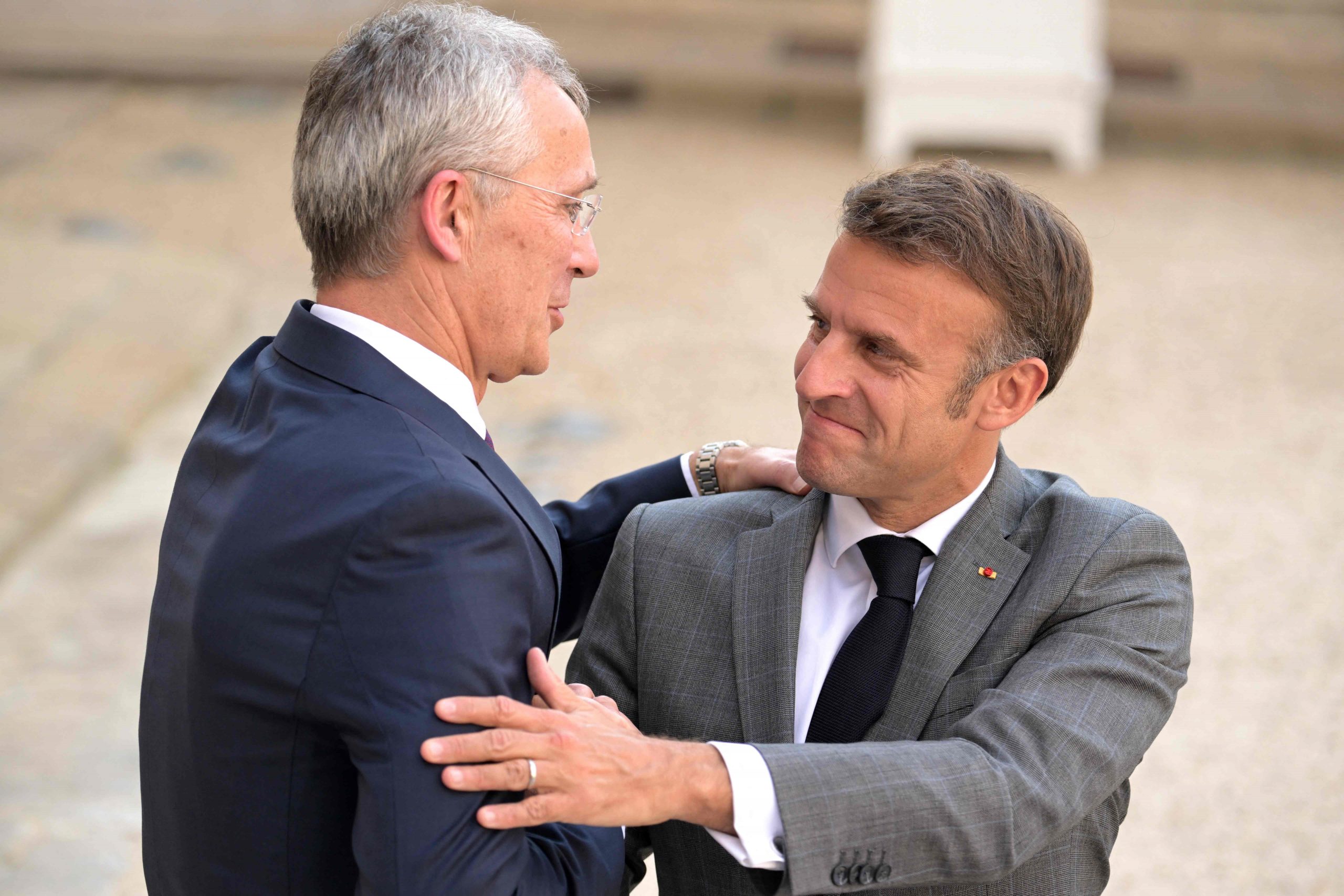 Der französische Präsident Emmanuel Macron (rechts) umarmt den NATO-Generalsekretär Jens Stoltenberg im Élysée-Palast in Paris am 24. Juni 2024.