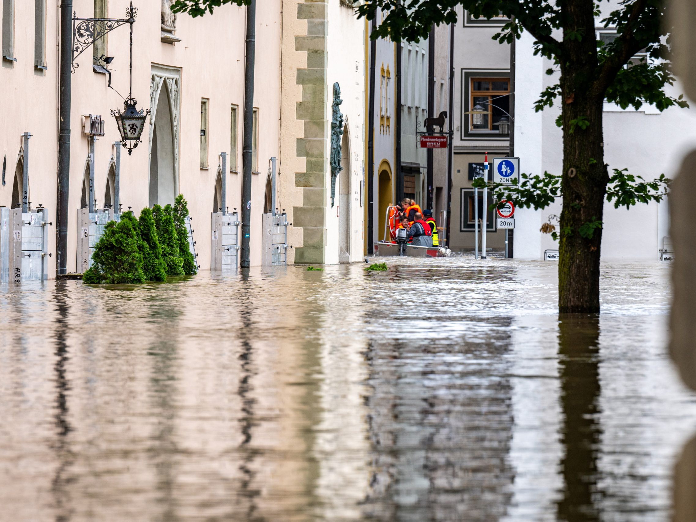 Die Hochwasser-Lage beruhigt sich auch in Süddeutschland langsam. Die Hochwasser-Lage beruhigt sich auch in Süddeutschland langsam.