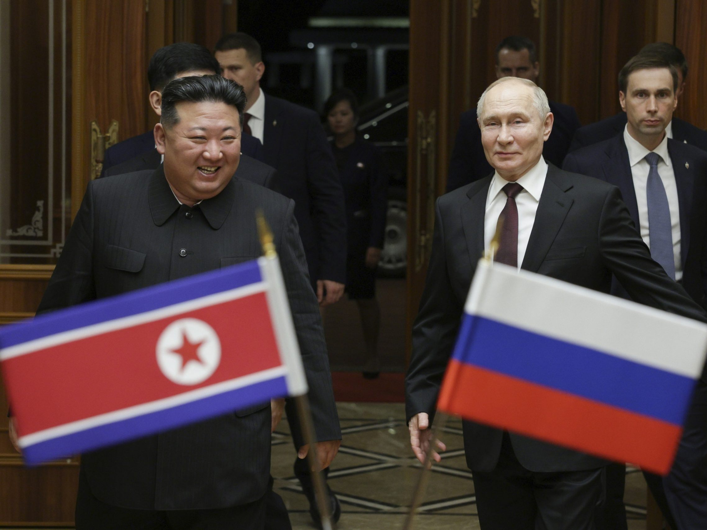 Putin und Kum Jong Un grinsen während ihrem Zusammentreffen