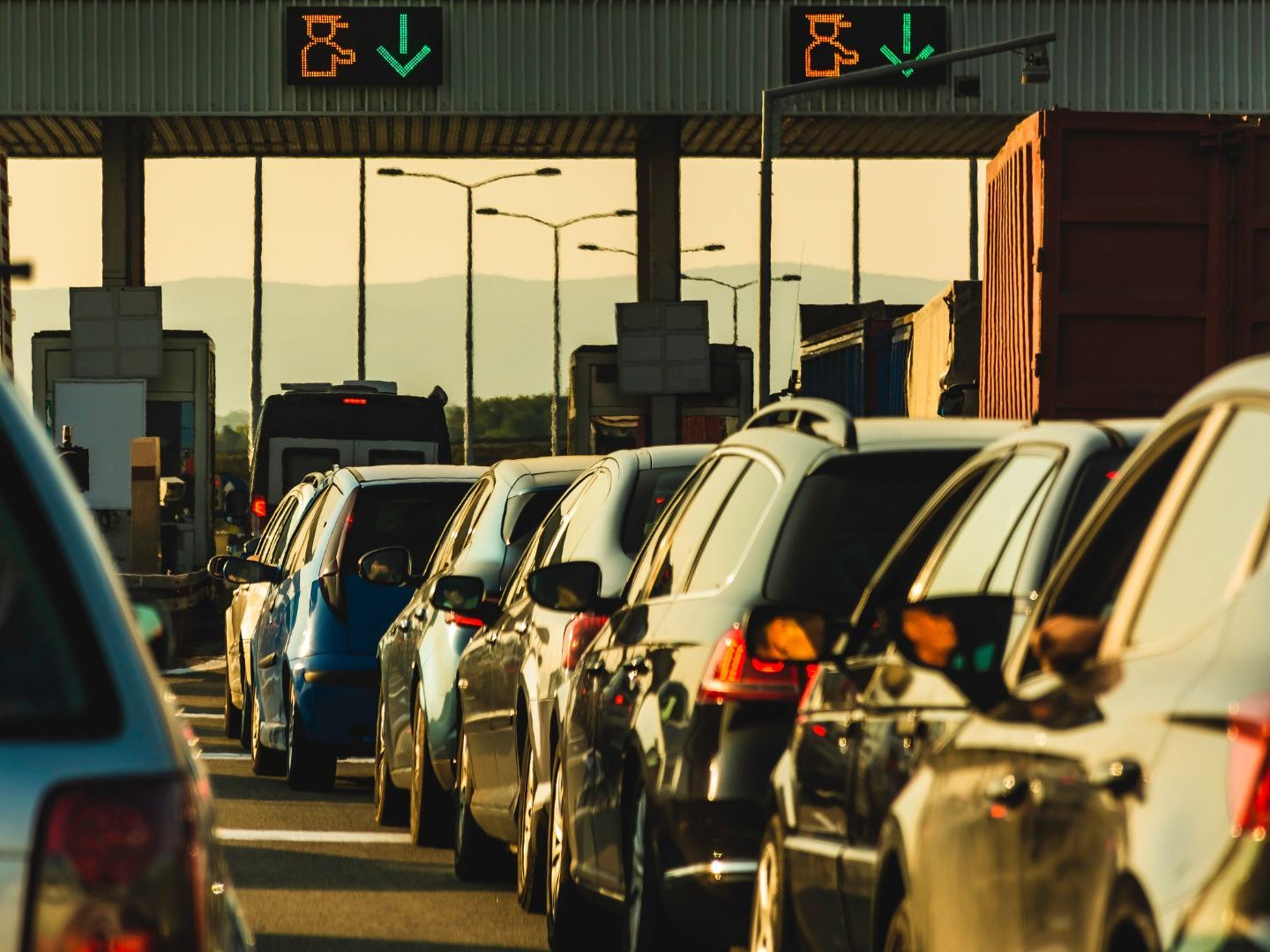 Das Auto eines deutschen Ehepaars prallte gegen wartende Fahrzeuge.