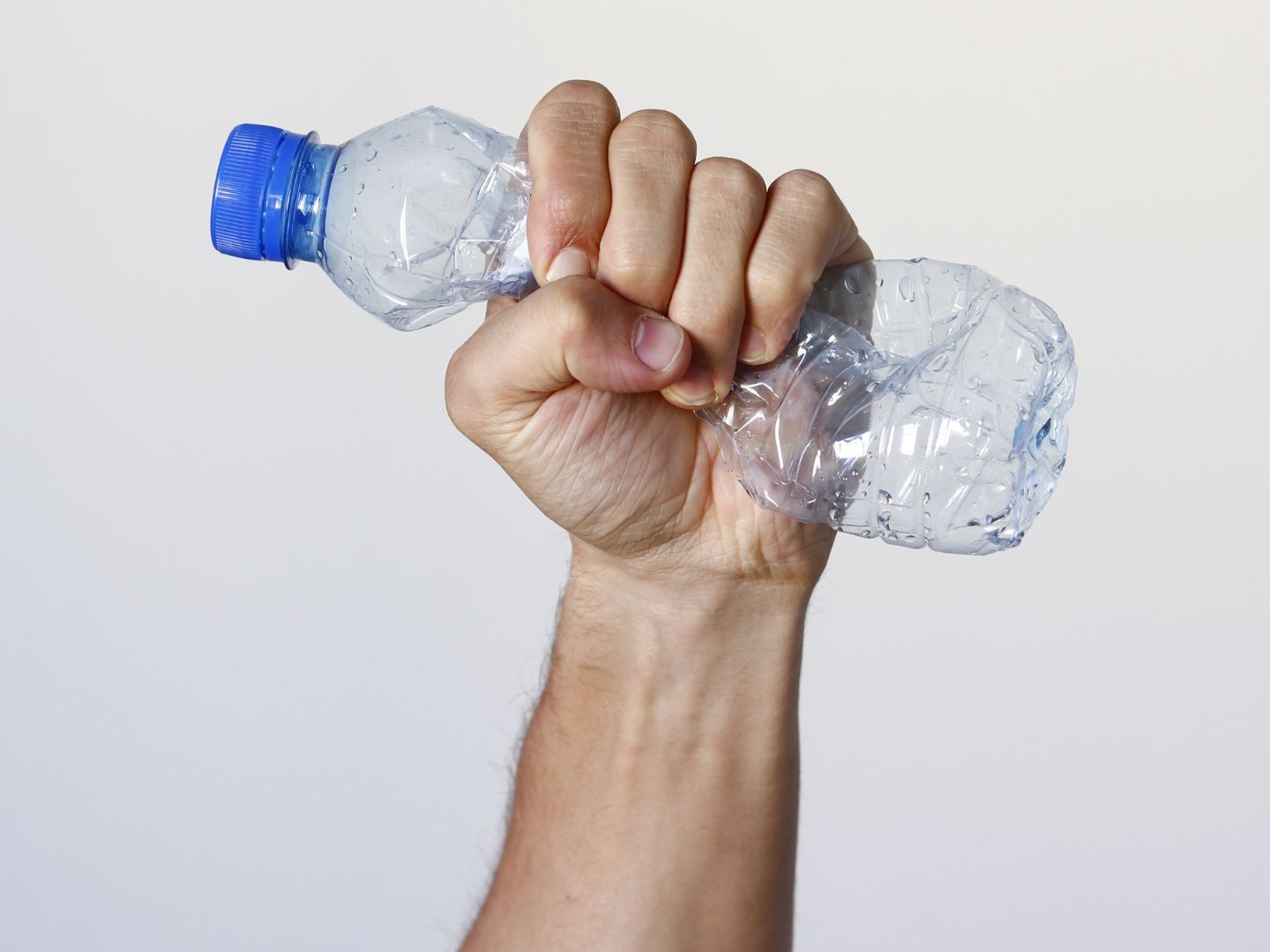 Immer mehr Deckel auf Plastikflaschen sind fest verbunden.
