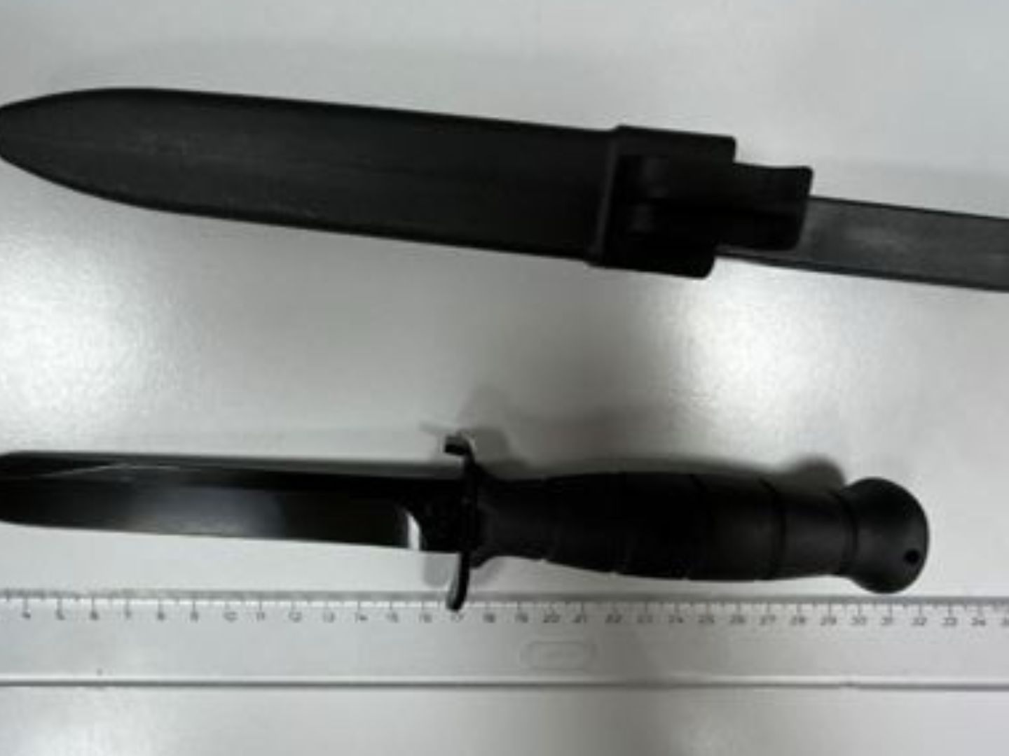 Das Messer hatte der Mann unter der Sitzbank versteckt. Das Messer hatte der Mann unter der Sitzbank versteckt.