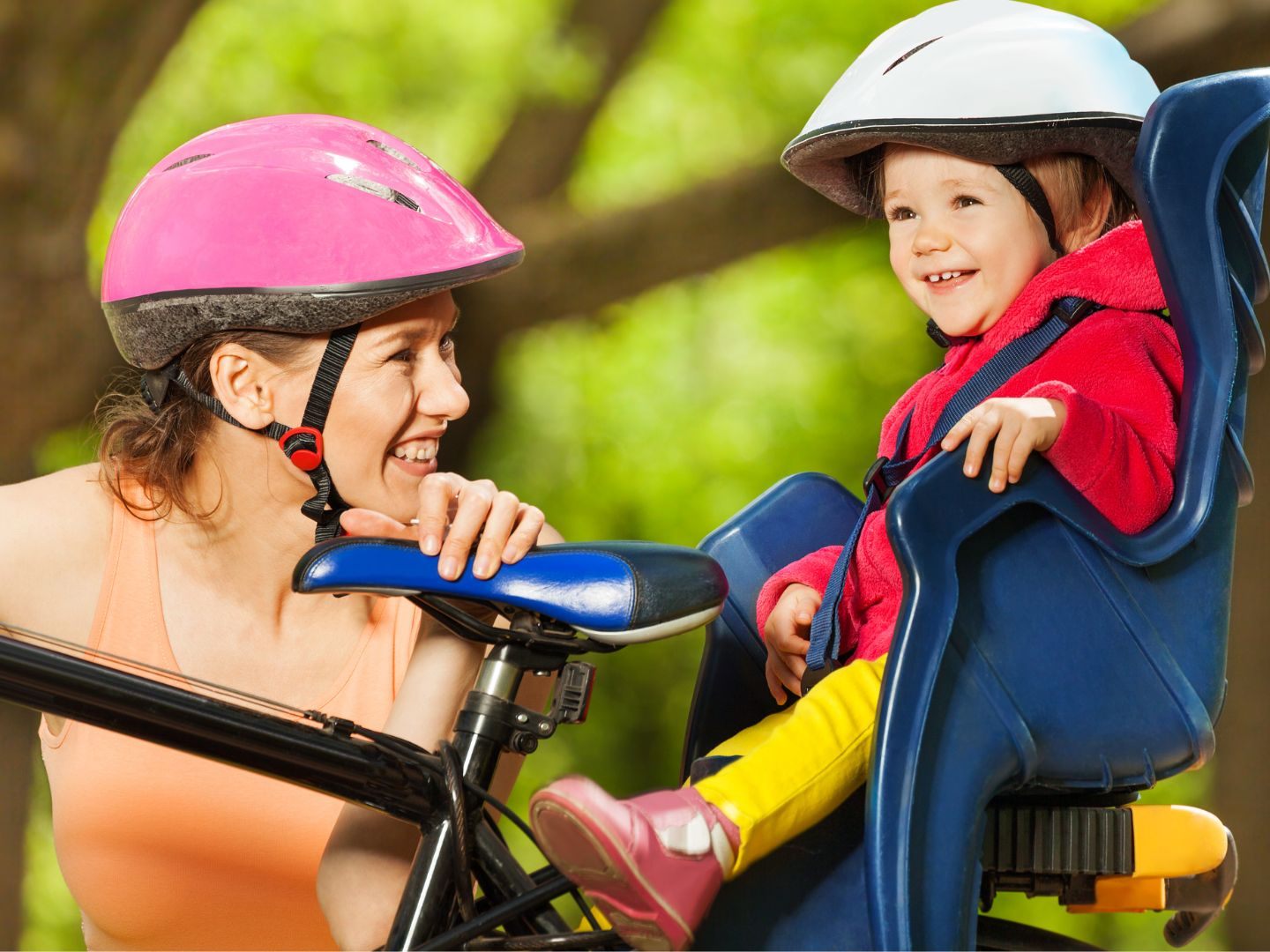 Der ÖAMTC hat acht Fahrrad-Kindersitz-Modelle getestet.