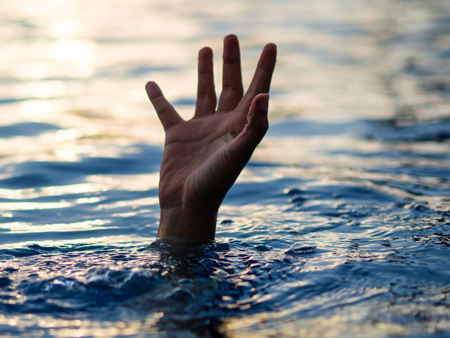 Der junge Mann hat sich beim Schwimmen überanstrengt und ging plötzlich unter. Der junge Mann hat sich beim Schwimmen überanstrengt und ging plötzlich unter.