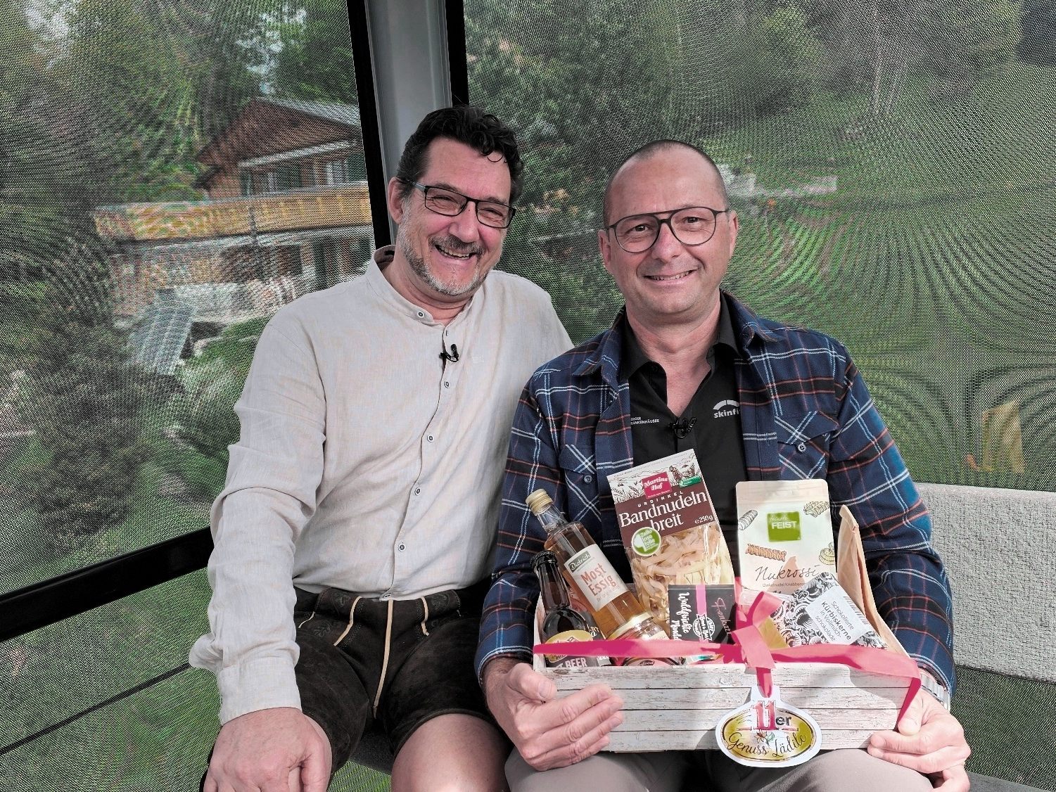 Pflegedirektor Bernd Schelling (r.) vom LKH Feldkirch spricht mit Andreas Seeburger (l.) in der Muttersberg-TV-Gondel über die dringend benötigten Pflegekräfte. Pflegedirektor Bernd Schelling (r.) vom LKH Feldkirch spricht mit Andreas Seeburger (l.) in der Muttersberg-TV-Gondel über die dringend benötigten Pflegekräfte.