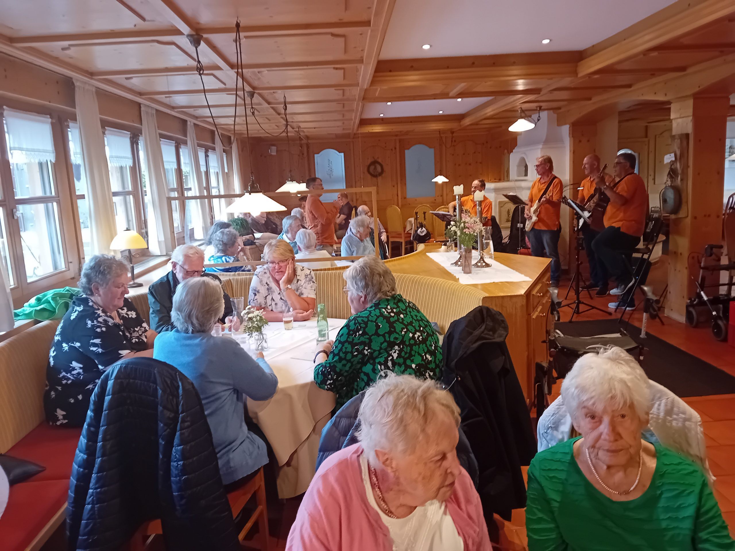 Die Bewohner vom SeneCura Sozialzentrum Hard lassen sich im Schettereggerhof (Schetteregg) kulinarisch und musikalisch verwöhnen. Die Bewohner vom SeneCura Sozialzentrum Hard lassen sich im Schettereggerhof (Schetteregg) kulinarisch und musikalisch verwöhnen.