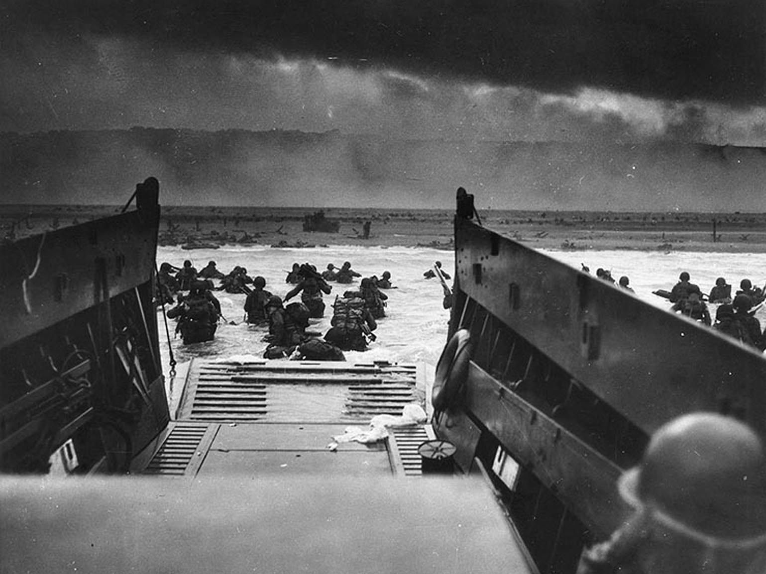 US-Soldaten stürmen Omaha-Beach am 6. Juni 1944. US-Soldaten stürmen Omaha-Beach am 6. Juni 1944.