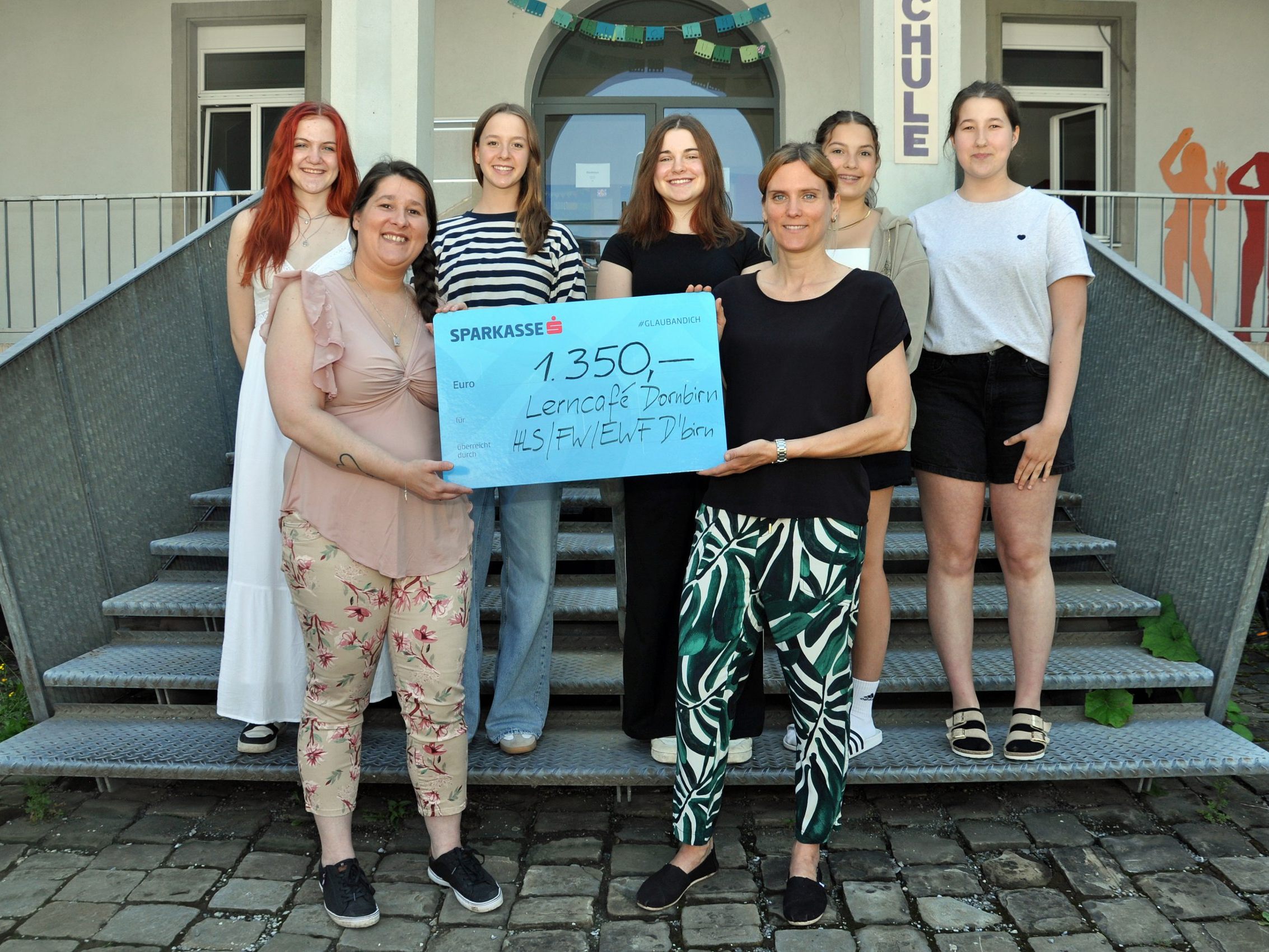 Daniela Helbock (links) nahm die Spende der Schülerinnen für das Lerncafé entgegen. Daniela Helbock (links) nahm die Spende der Schülerinnen für das Lerncafé entgegen.