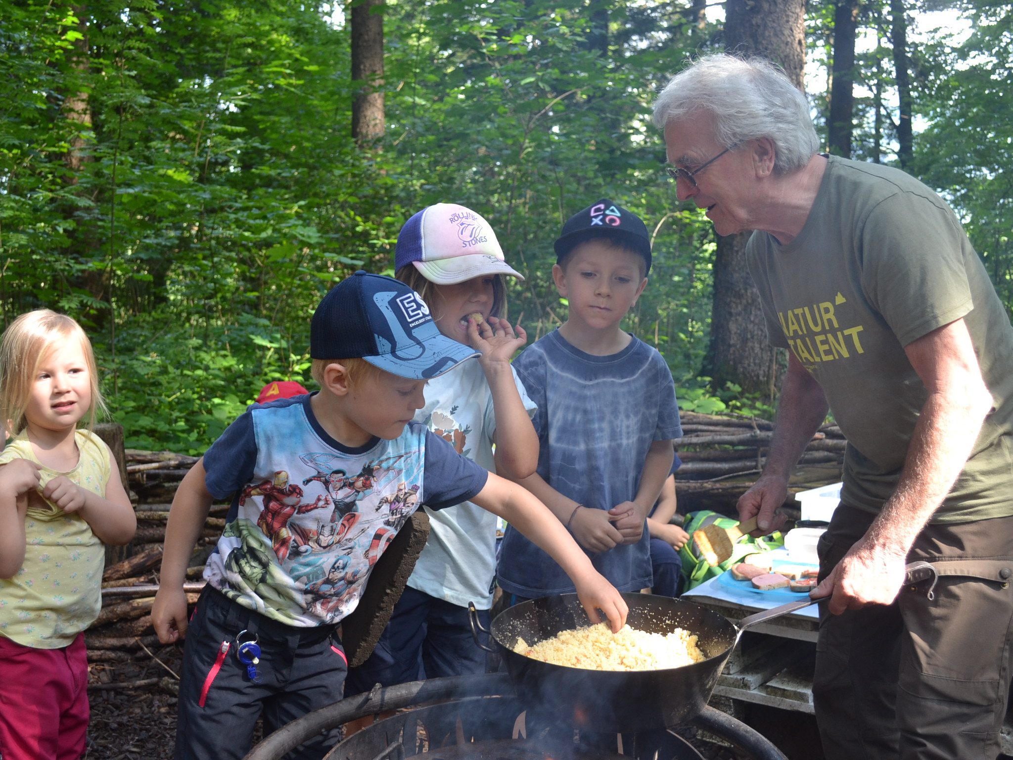 Über der Feuerstelle wird der Riebel warmgehalten, bis Xaver Burtscher ihn an die Kinder verteilt. Über der Feuerstelle wird der Riebel warmgehalten, bis Xaver Burtscher ihn an die Kinder verteilt.