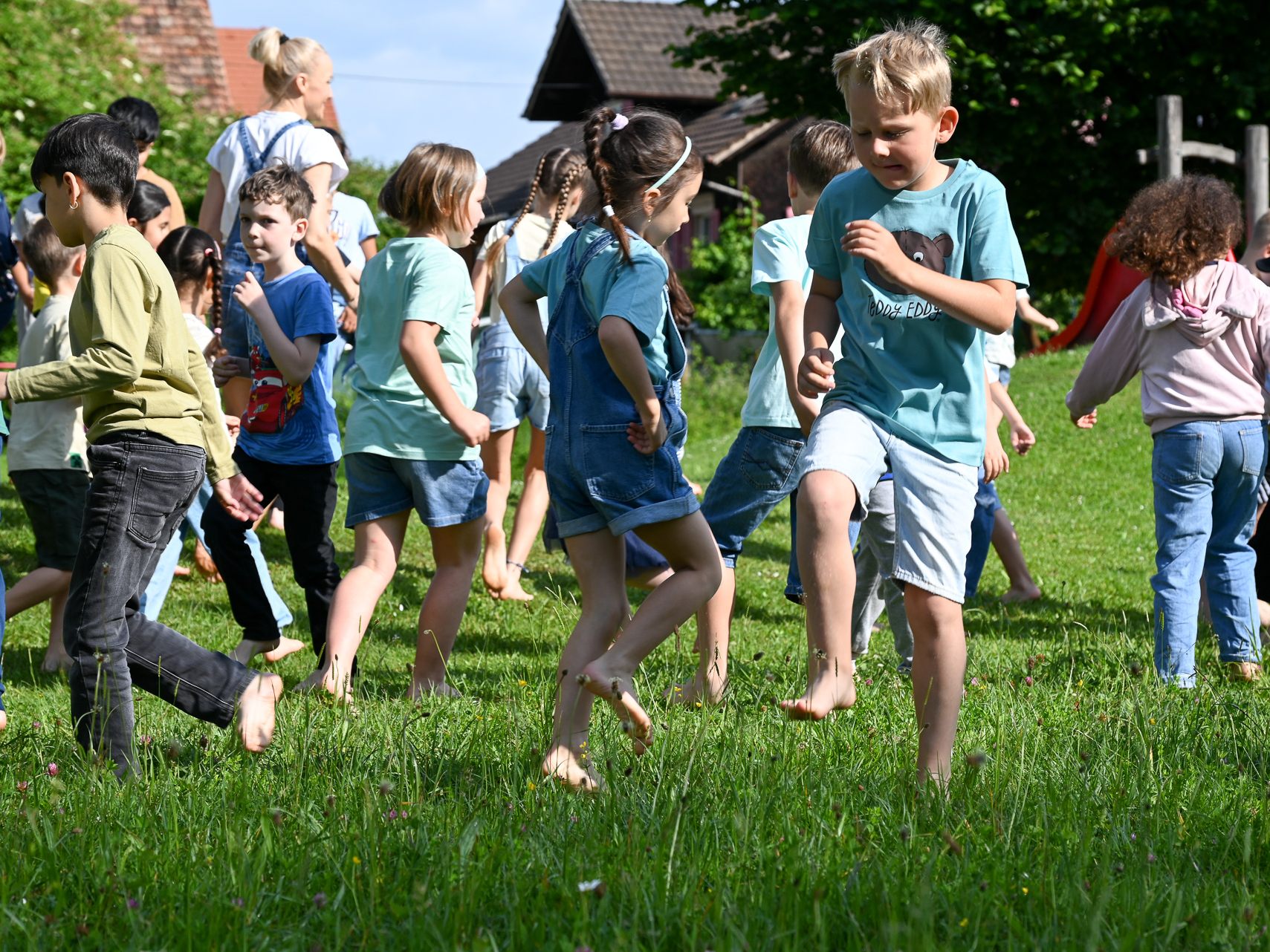 In der Volksschule Rheindorf durften die Vorschüler, Erst- und Deutschförderklässler beim neuen Barfuß-Song von Ingrid Hofer mitwirken.