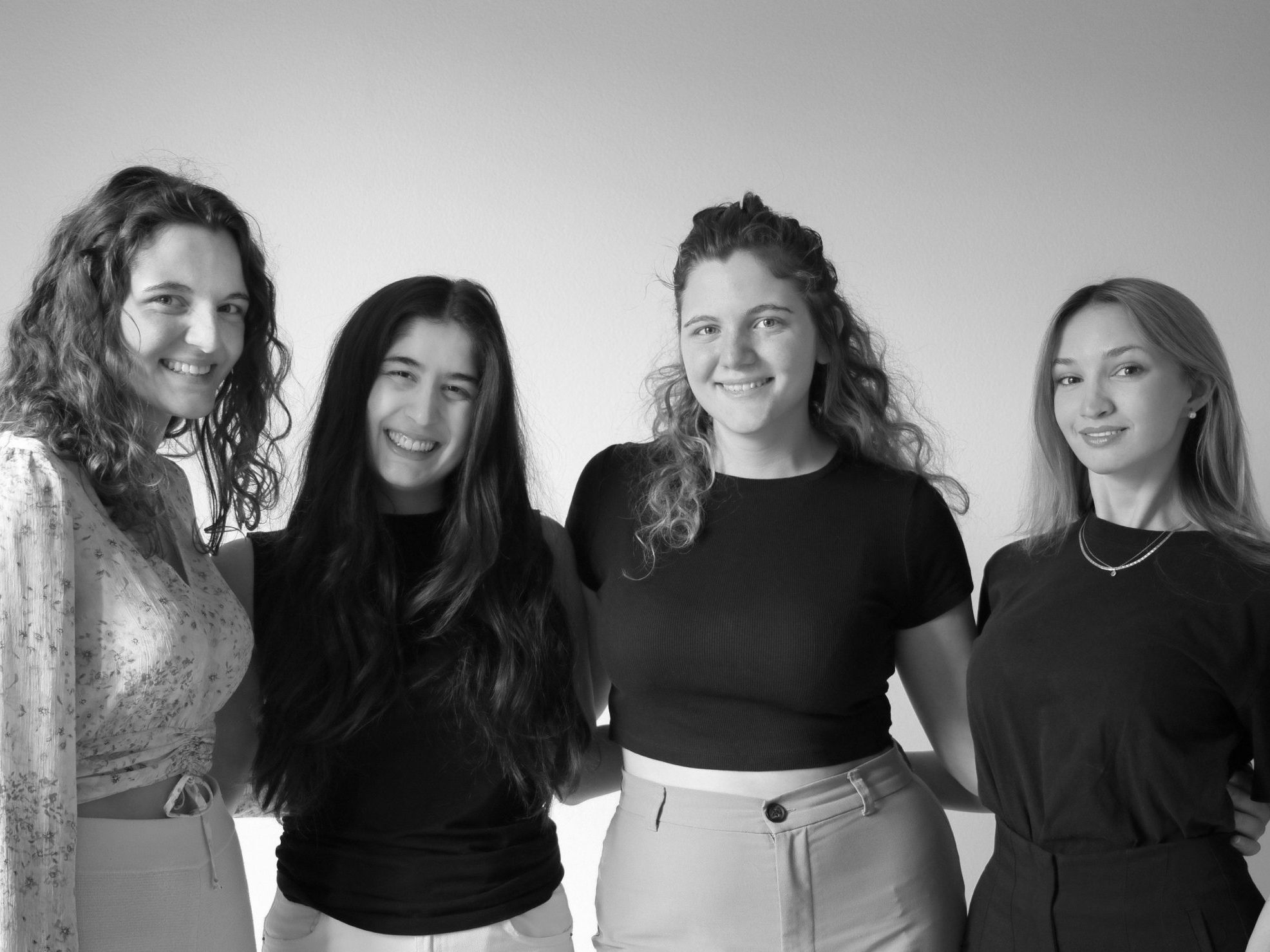 Vier Frauen freuen sich auf die Vernissage im Mesnerstüble.