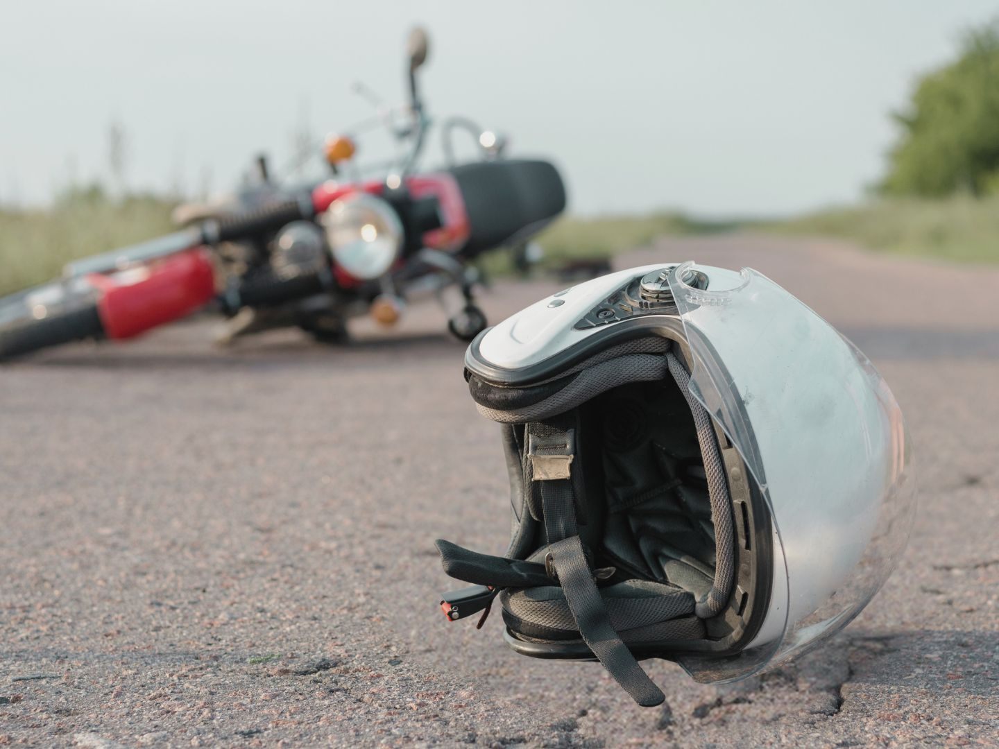 Kollision zwischen Motorradfahrer und Kleinbus fordert Leben