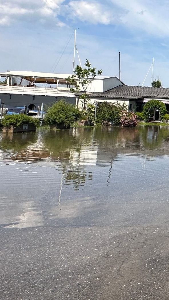 Trotz der anhaltenden Überschwemmung hat das "Fränzle's" geöffnet.