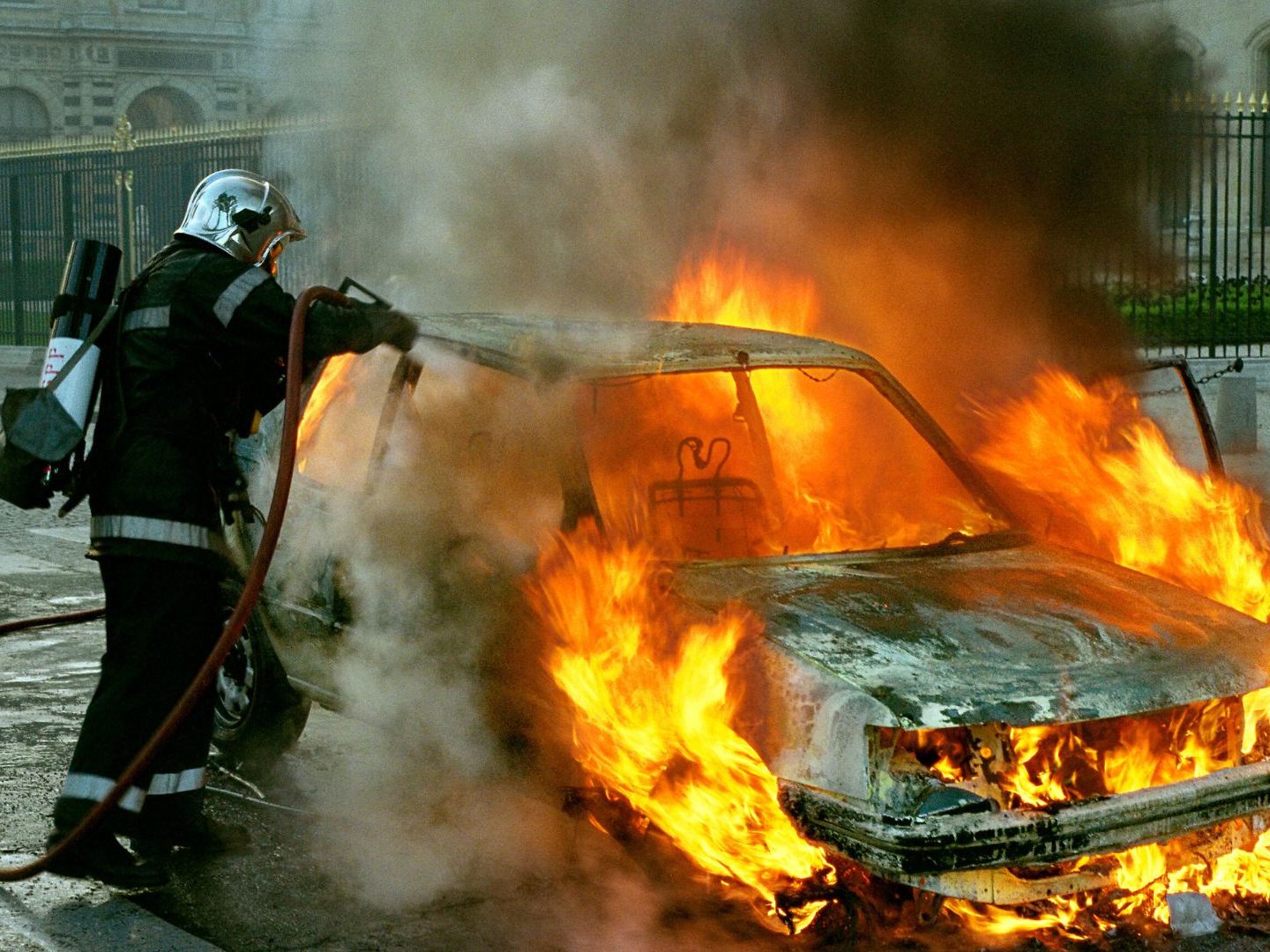 Gleich Fünf Autos in Brand gesetzt. (Symbolbild) Gleich Fünf Autos in Brand gesetzt. (Symbolbild)
