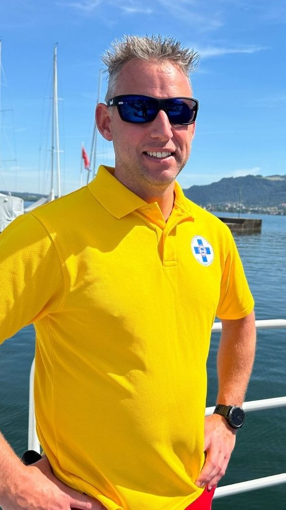 Wasserretter Manuel Winkel erklärt, worauf man beim Baden achten sollte.