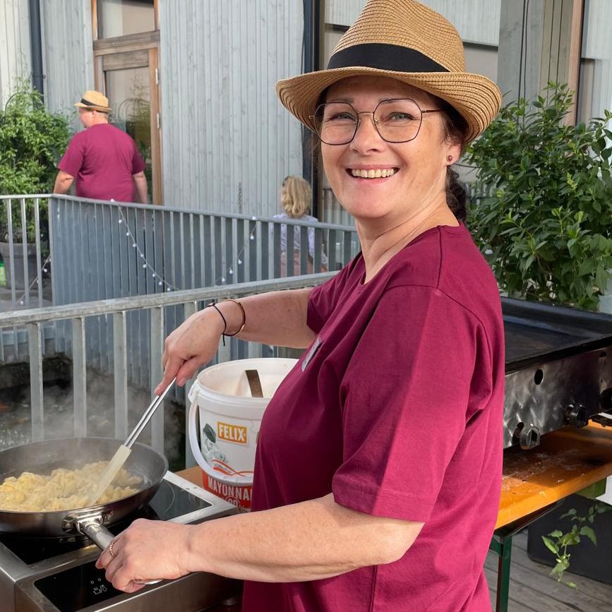 Elke vom Spiegelhof brät Rührei.