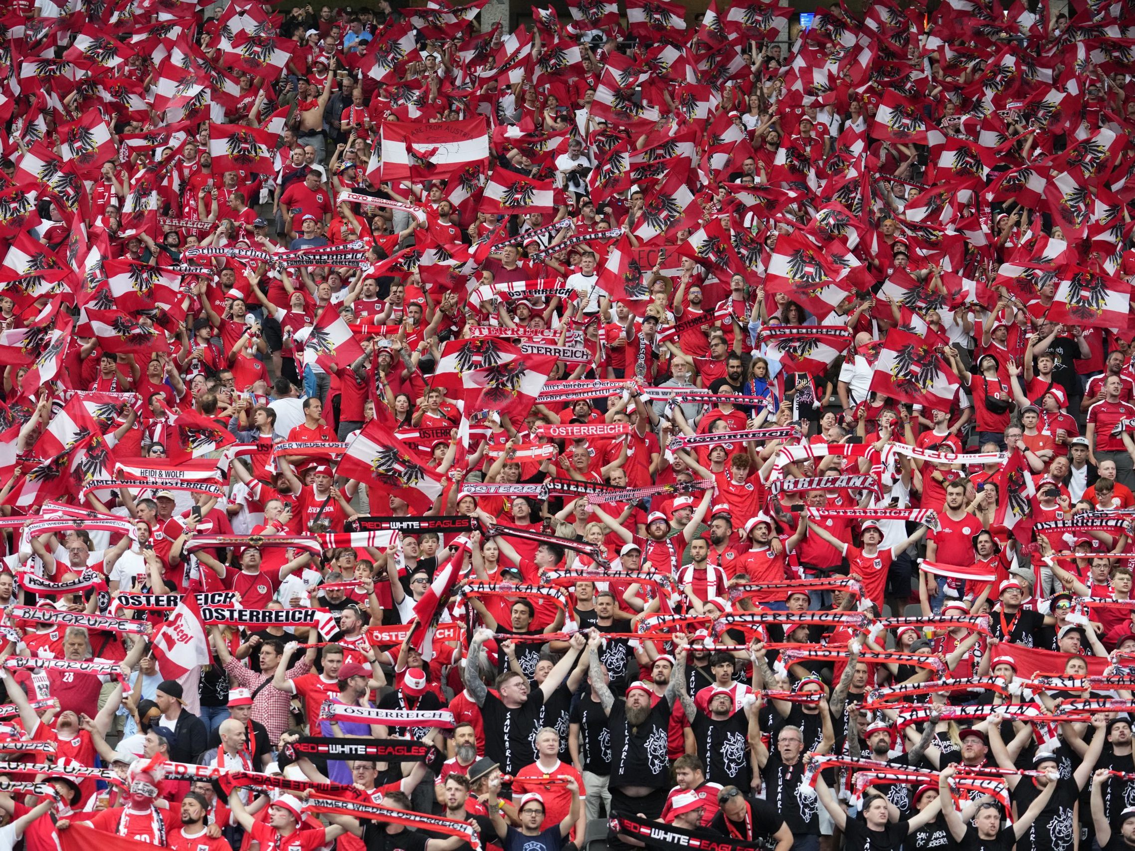 Identitären-Slogan "Defend Europe" war kurz vor Spielende zu lesen - Fußball-Bund "sehr betroffen"