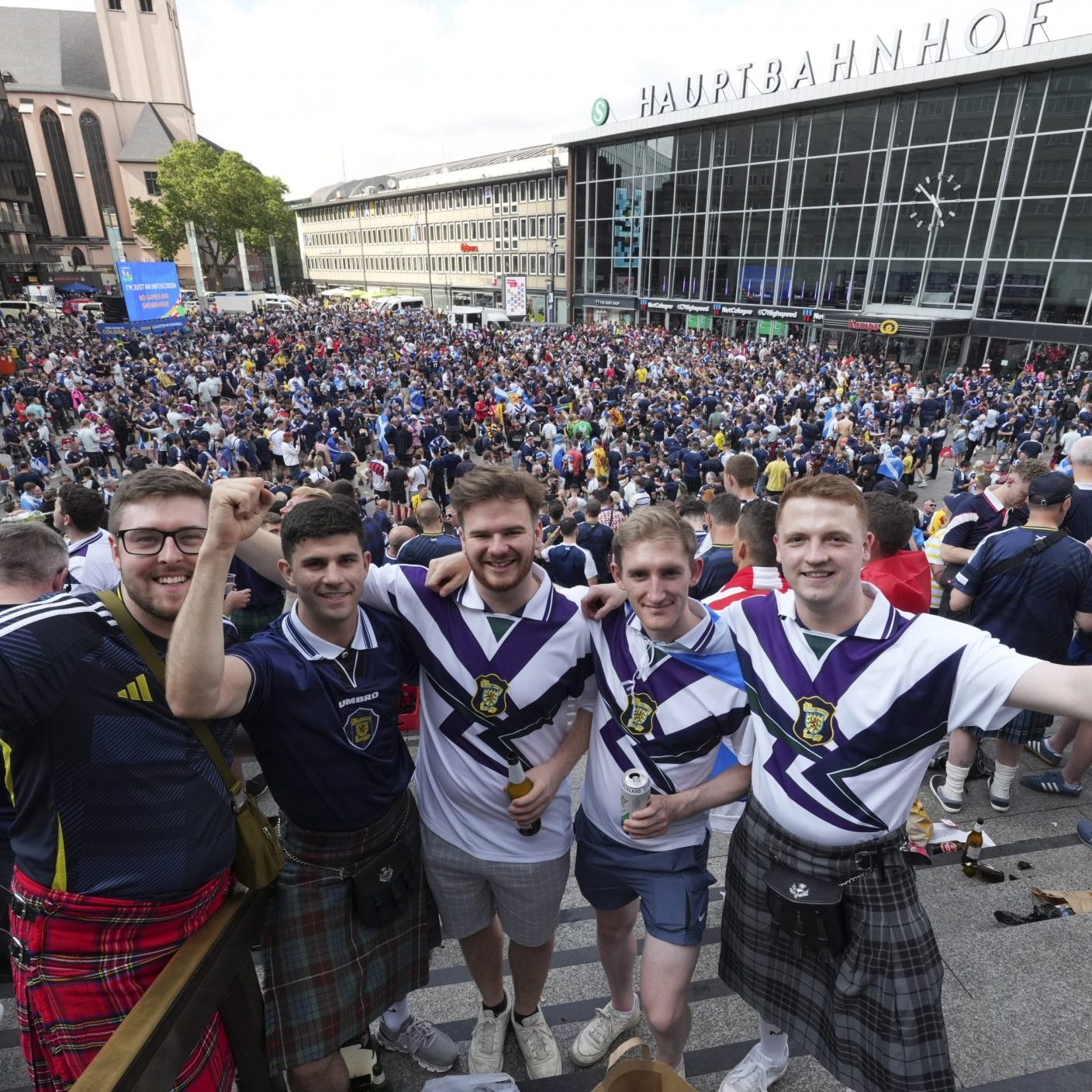 Schottische Fans am Kölner Hauptbahnhof vor dem EM-Spiel Schottland gegen Schweiz.