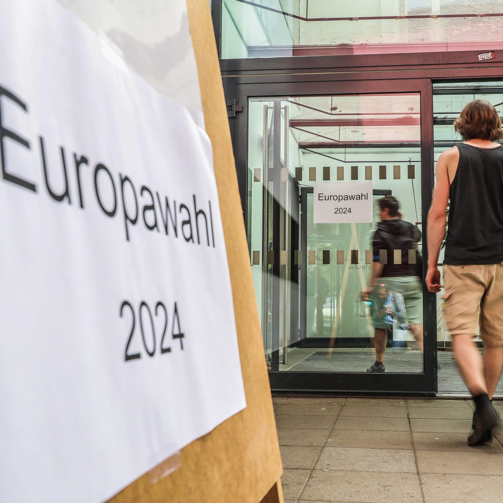 Im ganzen Land waren die Wahllokale bis spätestens 13 Uhr geöffnet.