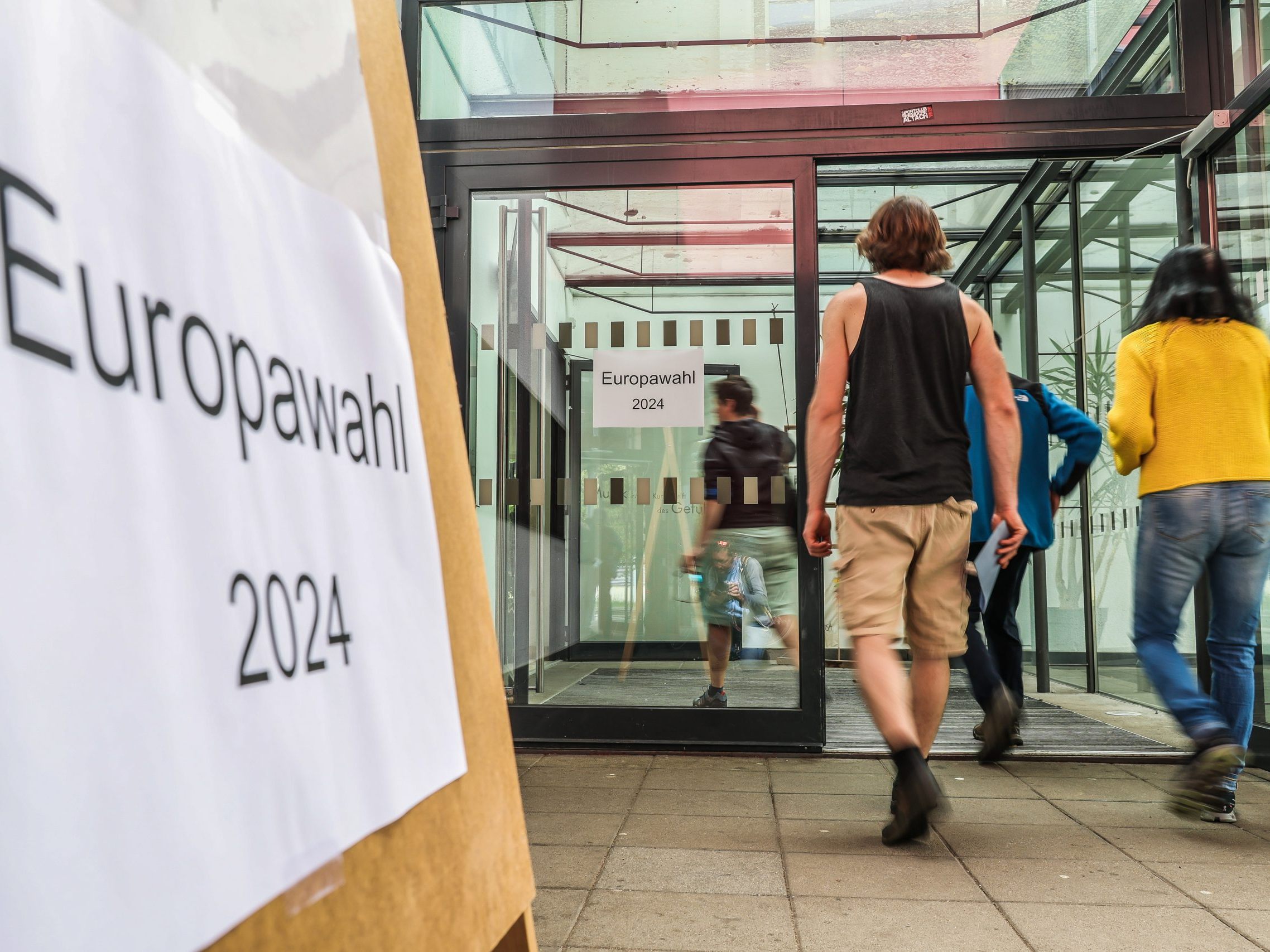 Im ganzen Land waren die Wahllokale bis spätestens 13 Uhr geöffnet. Im ganzen Land waren die Wahllokale bis spätestens 13 Uhr geöffnet.