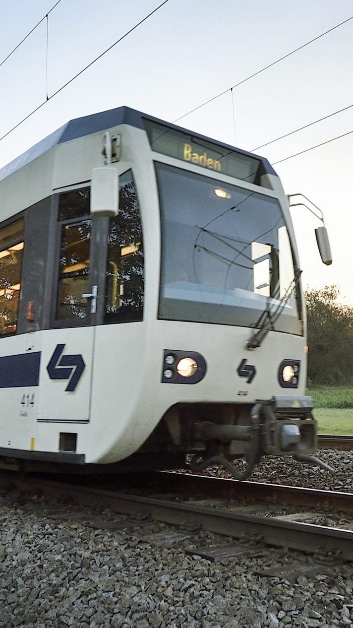 Eine beschädigte Oberleitung bremst die Badner Bahn.