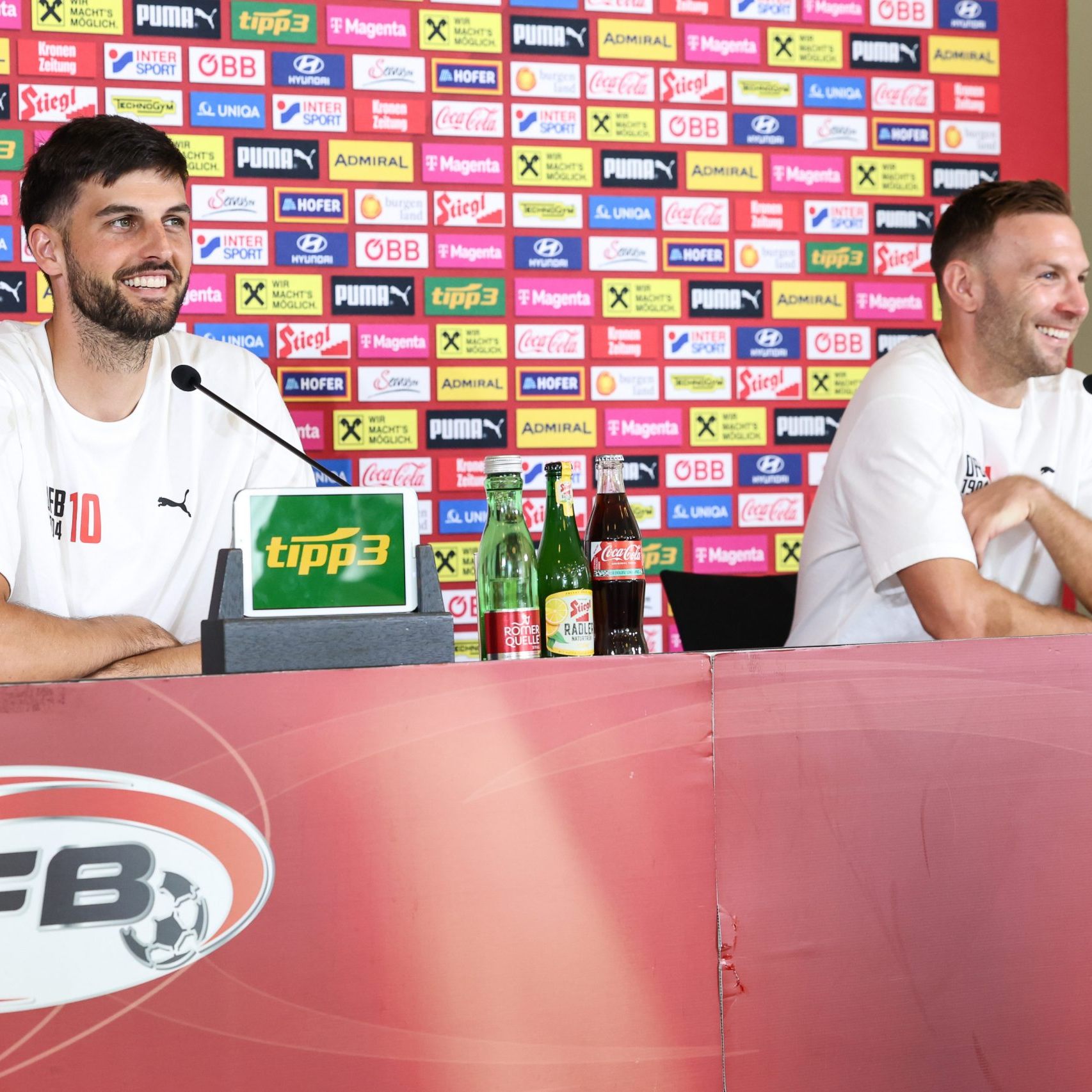 Gute Laune auf der Pressekonferenz des ÖFB mit Florian Grillitsch und Andreas Weimann.